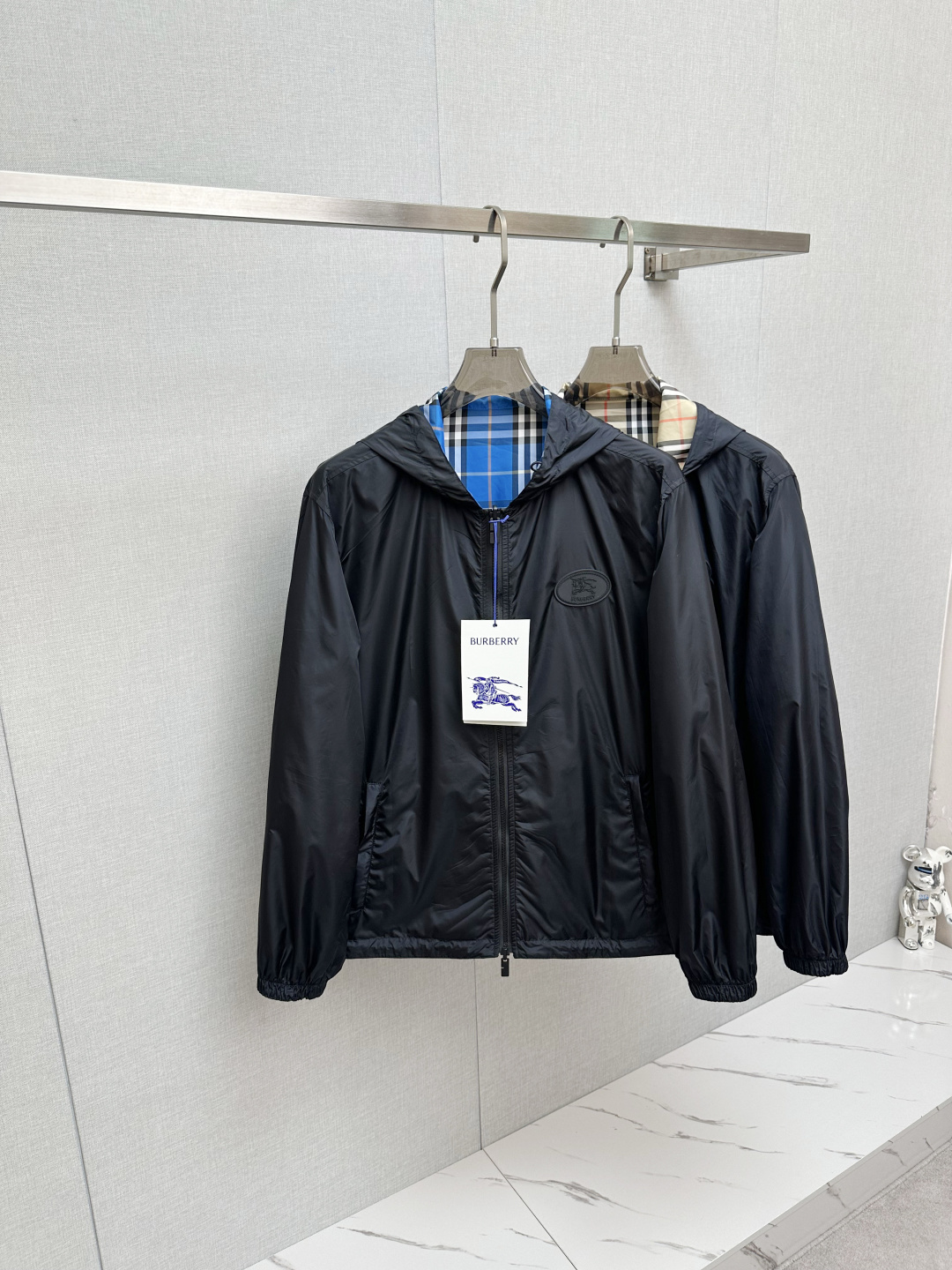 NO:523501,BURB Double-sided Jacket!  2025 spring and summer new men's casual jacket, foreign trade company order!  Customer-supplied original linen material, one of the classic proprietary fabrics!  The texture is light, soft and delicate, but the shape is straight and stylish!  It adopts a multi-layer structure and has windproof performance. The pockets are decorated with details and are extremely luxurious... Perfectly interpreting high-quality quality. Customized original hardware is available for customers!  Size S—XL, burberry, jackets & coats, jackets & coats, alexander wang19860909BURB 双面夹克！2025春夏新品男士休闲夹克外套,外贸公司订单！客供原版亚麻材质,经典的专有织物之一！ 质地轻盈、触感又柔软细腻、但型态又笔挺有型！ 采用多层结构、具备防风性能. 口袋饰有细节、奢华极致… 完美演绎高品质品相.客供定制原版五金！尺码S—XL,,burberry,jackets & coats,jackets & coats,alexander wang,Men's clothing