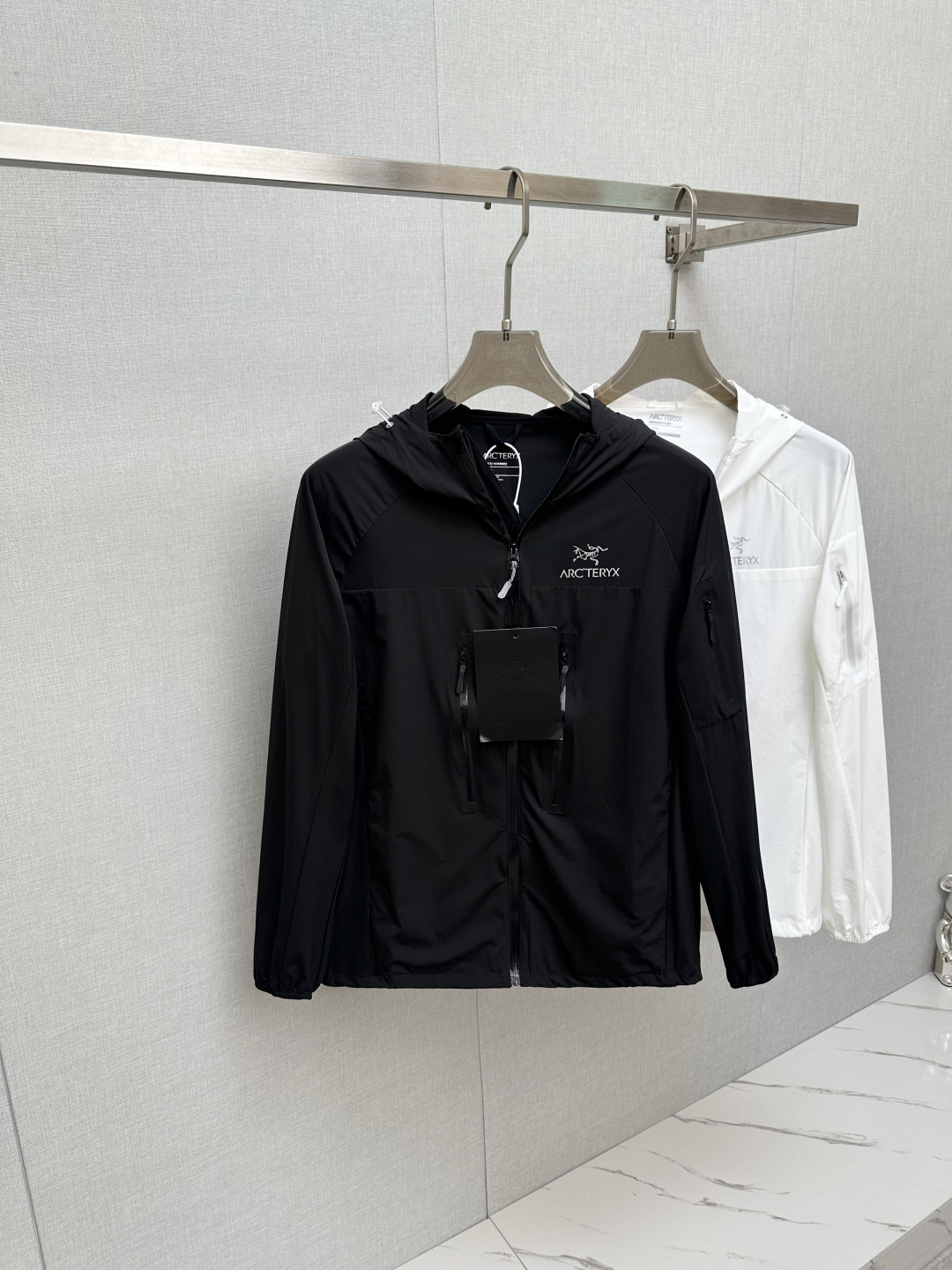 NO:523503,The latest ARC bird home sunscreen clothes, a must-have in summer!  Sunscreen index 50+ certified model!  High-end quality is invincible!  Archaeoptera ARC'TERYX 6th Generation Sunscreen Clothes Functional thin jacket Small jacket Skin clothing Sunscreen Clothes!  The same style of men and women can be matched with couple outfits!  Size S～3XL Size chart S bust 108 Clothes length 67 Rotary sleeve length 71 M bust 112 Clothes length 69 Sleeve length 73 L bust 116 Clothes length 71 Sleeve length 74 XL bust 120 Clothes length 73 Sleeve length 75 2XL bust 124 Clothes length 75 Sleeve length 76 3XL bust 128 Clothes length 77 Sleeve length 77,,jil sanderarc'teryx,jackets & coats,alexander wang19860909ARC鸟家防晒衣最新款,夏季必备！ 防晒指数50+认证款！高端品质无敌！ 始祖鸟ARC‘TERYX 6代防晒衣 机能薄型夹克小冲锋衣皮肤衣防晒衣！ 男女同款可配情侣装！ 尺码S～3XL 尺码表 S胸围108 衣长67 肩袖长71 M胸围112 衣长69 袖长73 L 胸围116 衣长71 袖长74 XL胸围120 衣长73 袖长75 2XL胸围124 衣长75 袖长76 3XL胸围128 衣长77 袖长77,,jil sanderarc'teryx,jackets & coats,alexander wang,Men's clothing