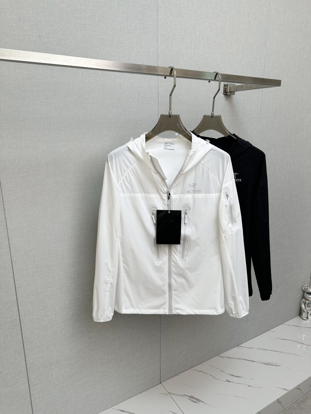 NO:504977,The latest ARC bird home sunscreen clothes, a must-have in summer!  Sunscreen index 50+ certified model!  High-end quality is invincible!  Archaeoptera ARC'TERYX 6th Generation Sunscreen Clothes Functional thin jacket Small jacket Skin clothing Sunscreen Clothes!  The same style of men and women can be matched with couple outfits!  Size S～3XL Size chart S bust 108 Clothes length 67 Rotary sleeve length 71 M bust 112 Clothes length 69 Sleeve length 73 L bust 116 Clothes length 71 Sleeve length 74 XL bust 120 Clothes length 73 Sleeve length 75 2XL bust 124 Clothes length 75 Sleeve length 76 3XL bust 128 Clothes length 77 Sleeve length 77,,jil sanderarc'teryx,jackets & coats,alexander wang19860909ARC鸟家防晒衣最新款,夏季必备！ 防晒指数50+认证款！高端品质无敌！ 始祖鸟ARC‘TERYX 6代防晒衣 机能薄型夹克小冲锋衣皮肤衣防晒衣！ 男女同款可配情侣装！ 尺码S～3XL 尺码表 S胸围108 衣长67 肩袖长71 M胸围112 衣长69 袖长73 L 胸围116 衣长71 袖长74 XL胸围120 衣长73 袖长75 2XL胸围124 衣长75 袖长76 3XL胸围128 衣长77 袖长77,,jil sanderarc'teryx,jackets & coats,alexander wang,Men's clothing