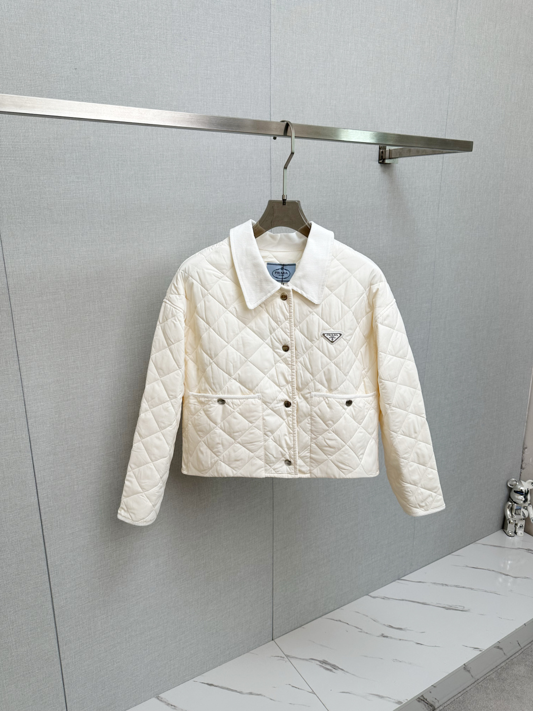 NO:509711,Thin cotton jacket. Women's style. The same style on the official website, complete with three standards!  2025 autumn and winter new men's jacket, fashionable and casual high-end version!  Customized fabrics for counters are breathable and comfortable, with impeccable details, and the brand element design concept reflects high quality. The feel is delicate and soft!  It is casually cut, with a great upper body style!  S—L,,jackets & coats,jackets & coats,alexander wang19860909薄棉服.女款女款 官网同款,三标齐全！2025秋冬新款男士夹克外套,时尚休闲高端版本！专柜定制面料 透气舒适度高,细节无可挑剔,品牌元素设计理念,体现高品质.手感细腻柔软！呈现休闲裁剪,上身版型超赞！码数S—L,,jackets & coats,jackets & coats,alexander wang,Men's clothing