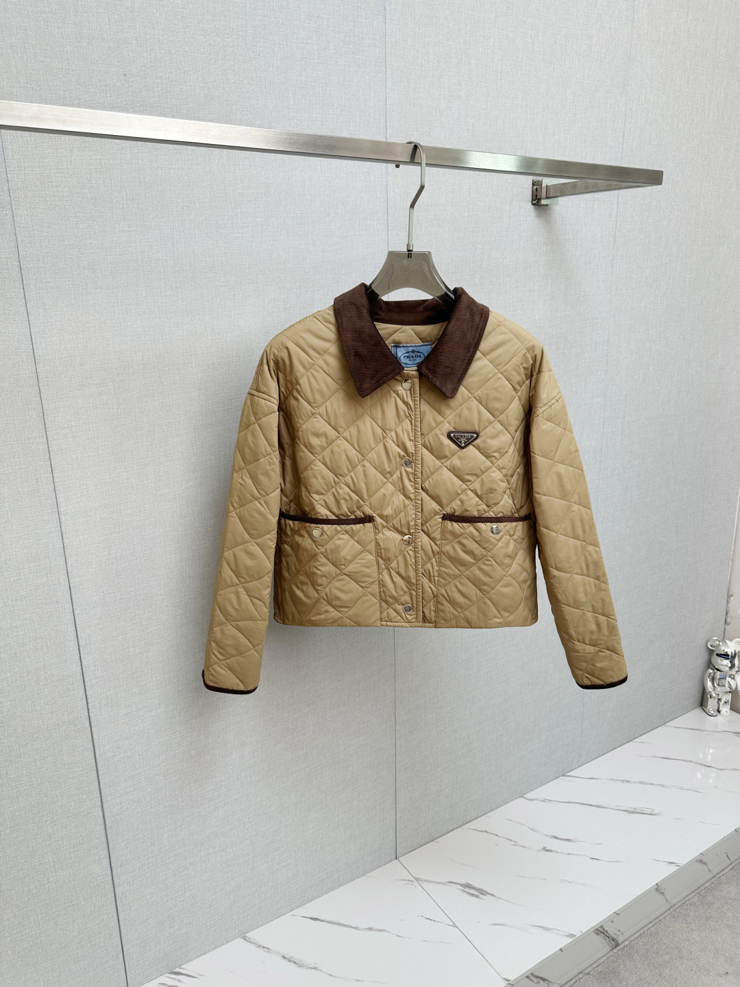 NO:509713,Thin cotton jacket. Women's style. PRADA official website has the same style, complete three standards!  2025 autumn and winter new men's jacket, fashionable and casual high-end version!  Customized fabrics for counters are breathable and comfortable, with impeccable details, and the brand element design concept reflects high quality. The feel is delicate and soft!  It is casually cut, with a great upper body style!  S—L, prada, jackets & coats, jackets & coats, alexander wang19860909薄棉服.女款女款 PRADA 官网同款,三标齐全！2025秋冬新款男士夹克外套,时尚休闲高端版本！专柜定制面料 透气舒适度高,细节无可挑剔,品牌元素设计理念,体现高品质.手感细腻柔软！呈现休闲裁剪,上身版型超赞！码数S—L,,prada,jackets & coats,jackets & coats,alexander wang,Men's clothing