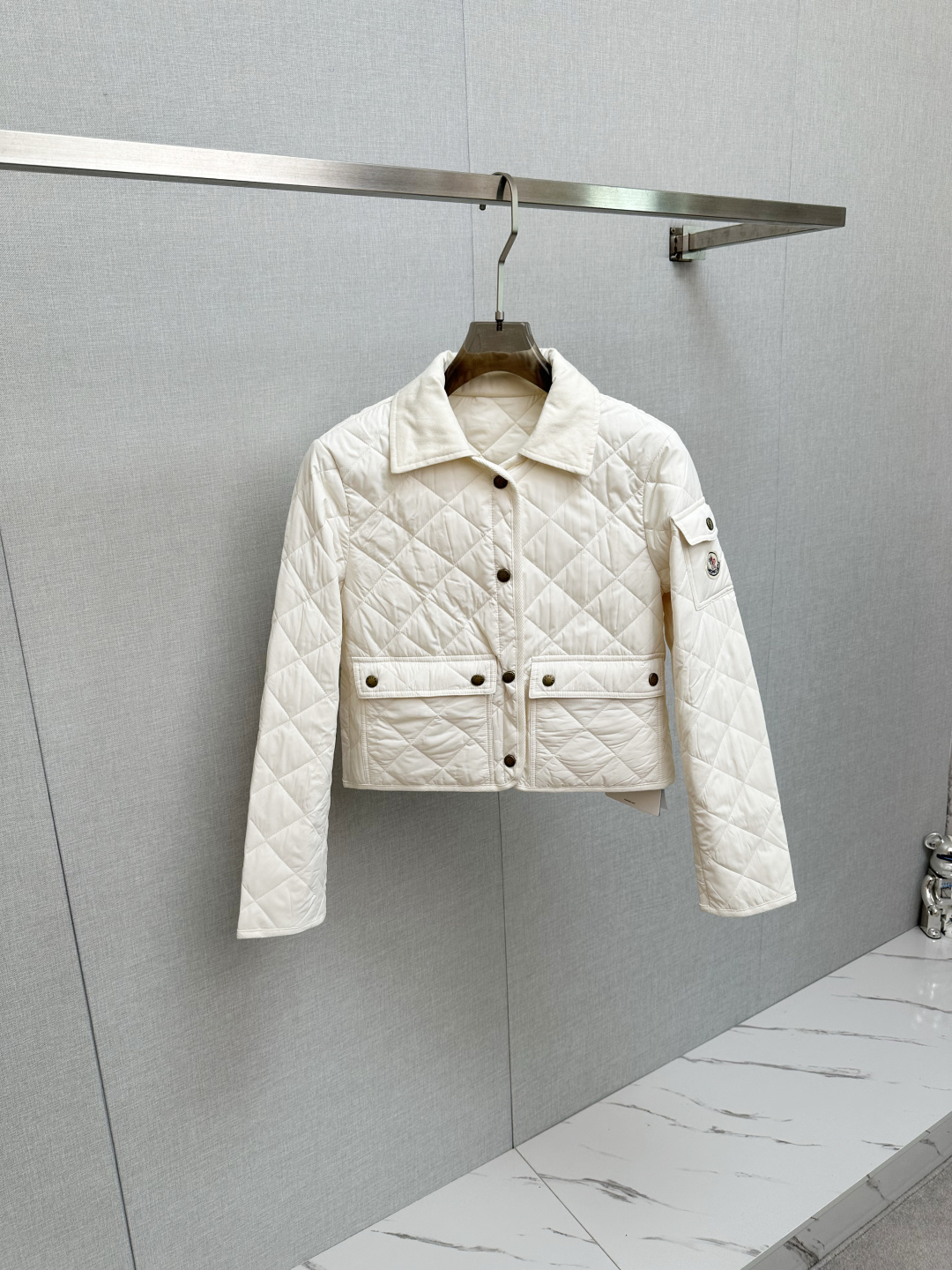 NO:509709,MO thin cotton jacket. Women's style. PRADA official website has the same style, complete three standards!  2025 autumn and winter new men's jacket, fashionable and casual high-end version!  Customized fabrics for counters are breathable and comfortable, with impeccable details, and the brand element design concept reflects high quality. The feel is delicate and soft!  It is casually cut, with a great upper body style!  S—L, prada, jackets & coats, jackets & coats, alexander wang19860909MO 薄棉服.女款女款 PRADA 官网同款,三标齐全！2025秋冬新款男士夹克外套,时尚休闲高端版本！专柜定制面料 透气舒适度高,细节无可挑剔,品牌元素设计理念,体现高品质.手感细腻柔软！呈现休闲裁剪,上身版型超赞！码数S—L,,prada,jackets & coats,jackets & coats,alexander wang,Men's clothing