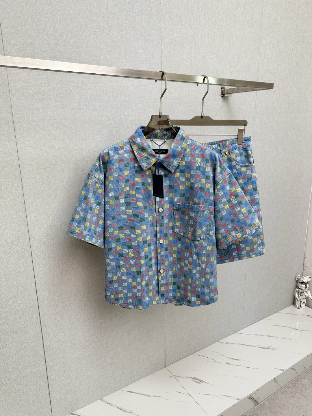 NO:509700,1V colored checkerboard lapel short-sleeved denim set depicts the pattern of the 2025 spring and summer show with light cotton youth cloth, renews the classic design with bright primary colors and logos, and depicts the new seasonal patterns with colorful primary colors, interspersed with logos, pearlescent rivets to highlight the classic denim pockets, and the nubonic label adds a neat touch, which can create a summer trendy look with the same style, the same style for men and women!  Dimensions Xs-L, T-shirt,alexander wang198609091V彩色棋盘格翻领短袖牛仔套装 以轻盈棉质青年布描绘 2025 春夏秀场的 图案,以明丽原色和标识焕新经典设计,以缤纷原色描绘新季图案,其间穿插标识,珠光铆钉点睛经典牛仔口袋,正绒面革标签再添利落一笔,可与同款共筑夏日潮流造型,男女同款！ 尺寸 Xs-L,,T-shirt,alexander wang,Men's clothing