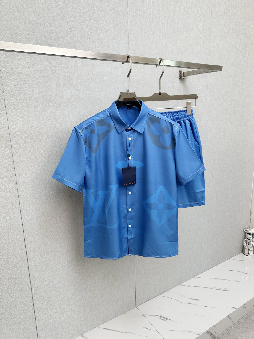 NO:509703,1V gradient printed shirt set The craftsmanship description uses selected imported pure cotton, full of Monogram Macro gradient printed, the tone is from light to thick from collar to hem, the placket is engraved with buttons, the overall line is straight and delicate, the fabric is comfortable and soft, the color is consistent and there is no color difference. It can be matched with the same style to create a fashionable look, control various occasions, customized auxiliary materials, complete three standards, the same style for men and women!  Dimensions Xs-L,,shirts,alexander wang198609091V 渐变印花衬衫套装 工艺说明采用精选进口纯棉,满身Monogram Macro 渐变印花,色调从衣领至下摆由浅转浓,门襟刻字纽扣开合,整体走线平直细腻,面料舒适柔软,颜色一致无色差 能与同款搭配营造时尚造型,驾驭各种场合,定制辅料,三标齐全,男女同款！ 尺寸 Xs-L,,shirts,alexander wang,Men's clothing