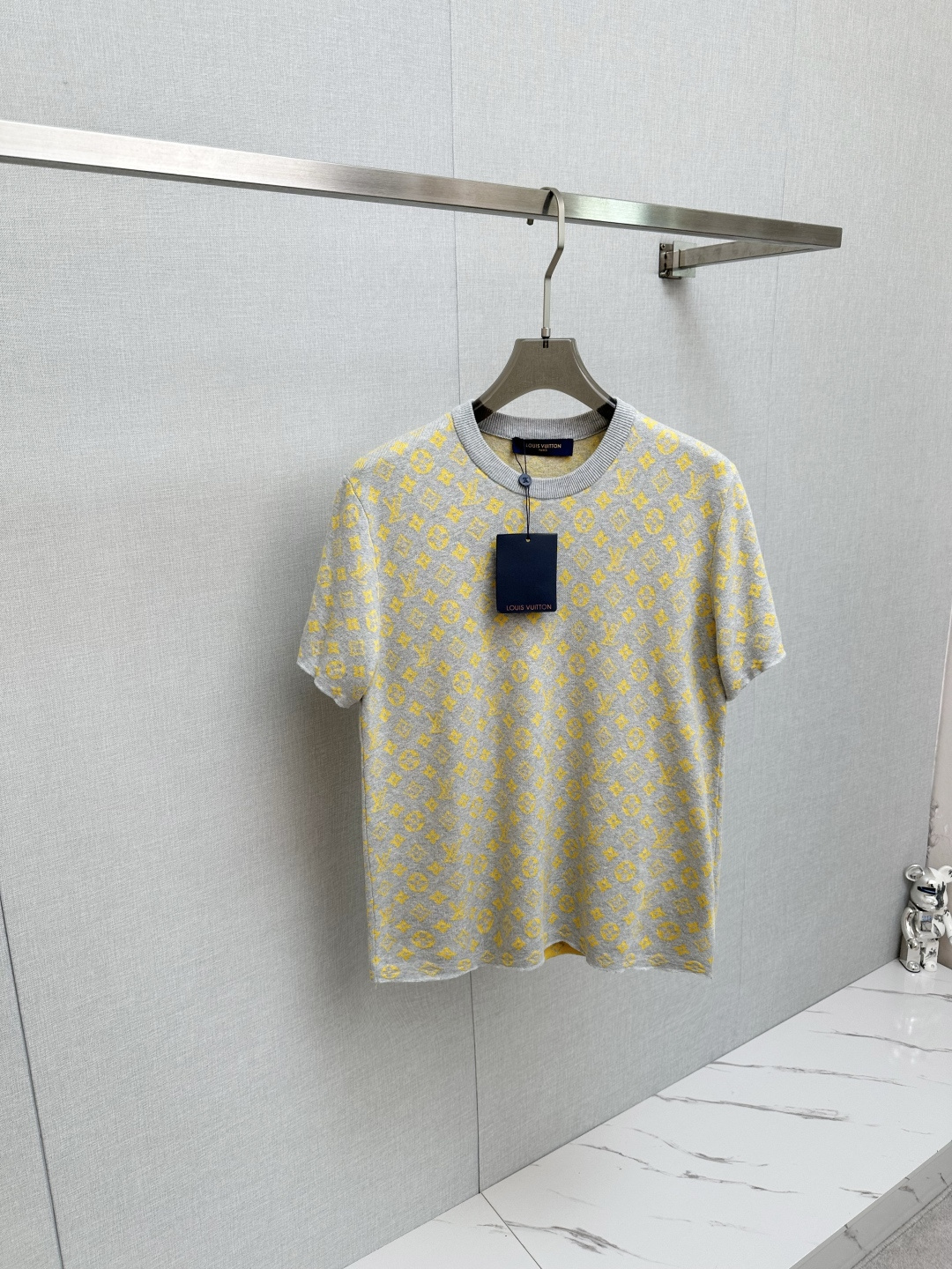 NO:509707,1V full-print presbyterian logo knitted short sleeves This round neck shirt is made of soft cotton, which can inject colorful vitality into summer shapes. The color contrast of the full Monogram Glow jacquard and the simple background makes the Monogram pattern reflect the subtle luster of mulberry silk. The blended material combines the comfort and breathability of cotton, as well as the softness, luster and high-end feeling of mulberry silk. Cotton fiber provides good moisture absorption and sweating performance, while mulberry silk brings a smoother touch. The addition of jacquard pattern makes this piece of clothing more visually attractive and becomes the highlight of improving the overall shape. Size Xs-L, T-shirt, alexander wang198609091V 满印老花logo针织短袖 本款圆领衫取材柔软棉布,可为夏日造型注入缤纷活力.全幅Monogram Glow提花与素雅背景碰撞色彩反差,令 Monogram 图案映现桑蚕丝的微妙莹泽.混纺材质结合了棉的舒适性和透气性,以及桑蚕丝的柔软、光泽和高级感.棉纤维提供了良好的吸湿排汗性能,而桑蚕丝则带来了更加顺滑的触感. 提花图案的加入则让这件衣物在视觉上更加吸引人,成为提升整体造型的亮点. 尺寸 Xs-L,,T-shirt,alexander wang,Men's clothing