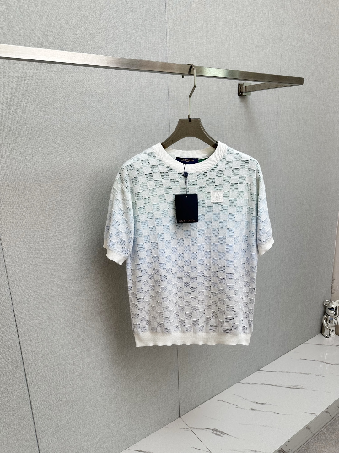 NO:509706,1V checkerboard color gradient jacquard knitted short sleeves. The fabric is made of 80 cotton and 20 wool blended wool. The bottom is made of multi-color weaving method, and the face is imported into a hollow checkerboard pattern, which also presents a unique style of gradient technology. The laundry washing water removes the wool slag, making the upper body softer. The chest has an iconic embroidery mark. This cotton long-sleeved pullover relies on the jacquard grid knitting process to renovate the Der pattern, making the elegant tone appear gradient effect. Then, it is made of Marque L.Vuitton Déposée embroidery patches on the back to inject exquisite style. Size Xs-L,,T-shirt,alexander wang198609091V棋盘格彩色渐变提花针织短袖 面料采用80棉,20羊毛混纺毛料.底部采用多色相嵌织法,面部进口机织成镂空棋盘格图案,同时呈现出渐变工艺的独特风格.成衣洗水去除羊毛渣,使上身效果更加柔软.胸口带有标志性绣标.本款棉质长袖套头衫依托提花网格针织工艺焕新Der图案,令雅致色调呈现渐变效果,再借后部Marque L.Vuitton Déposée 刺绣贴饰注入考究格调. 尺寸 Xs-L,,T-shirt,alexander wang,Men's clothing