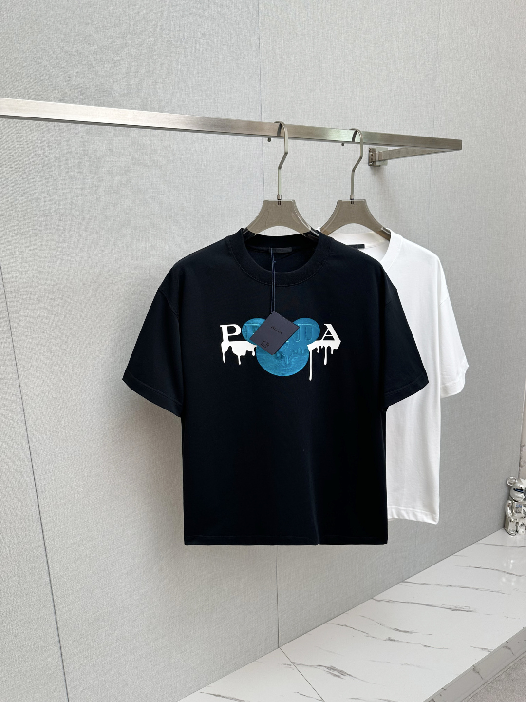 NO:509717,Warren Top Quality 2025 new short-sleeved products!  Selected top-grade original fabrics, soft touch. Top imported private goods, fashionable design, trendy short-sleeved, undeniable quality, excellent effect on the upper body, the same style as the luxury official website!  Size S-2XL, valentino, T-shirt, alexander wang19860909华伦 顶级品质 2025款新品短袖！精选顶级原版面料,手感柔软.顶级进口私货,时尚设计潮流短袖,不失奢华 品质毋庸置疑 上身效果超赞,奢华官网同款！尺码S—2XL,,valentino,T-shirt,alexander wang,Men's clothing