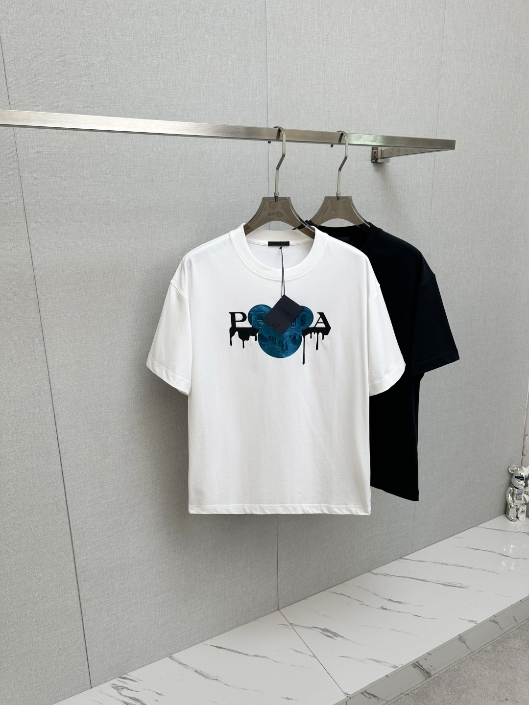 NO:509719,PRADA top quality 2025 new short-sleeved products!  Selected top-grade original fabrics, soft touch. Top imported private goods, fashionable design, trendy short-sleeved, undeniable quality, excellent effect on the upper body, the same style as the luxury official website!  Size S-2XL, prada, T-shirt, alexander wang19860909PRADA 顶级品质 2025款新品短袖！精选顶级原版面料,手感柔软.顶级进口私货,时尚设计潮流短袖,不失奢华 品质毋庸置疑 上身效果超赞,奢华官网同款！尺码S—2XL,,prada,T-shirt,alexander wang,Men's clothing