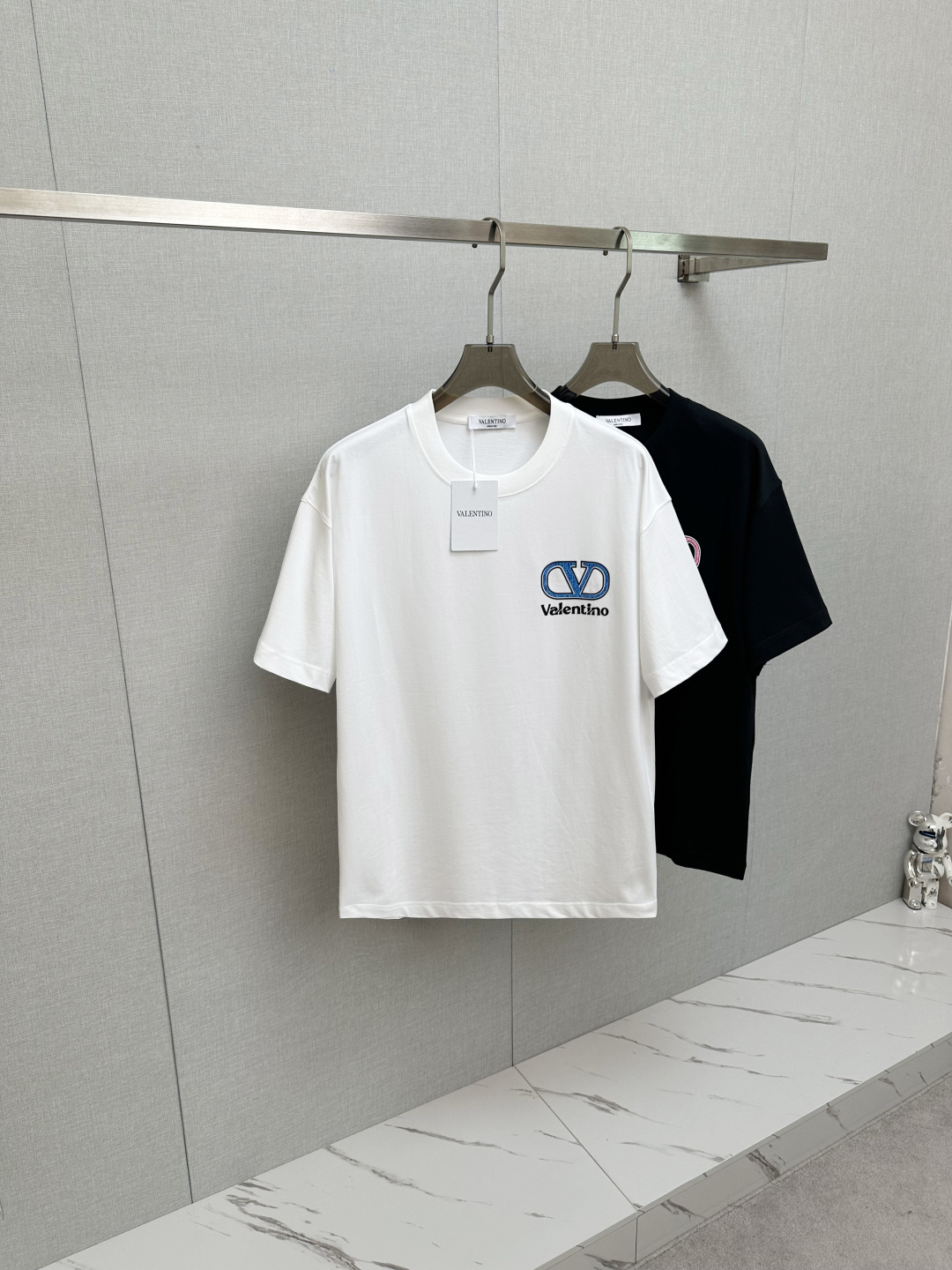 NO:509721,Warren Top Quality 2025 new short-sleeved products!  Selected top-grade original fabrics, soft touch. Top imported private goods, fashionable design, trendy short-sleeved, undeniable quality, excellent effect on the upper body, the same style as the luxury official website!  Size S-2XL, valentino, T-shirt, alexander wang19860909华伦 顶级品质 2025款新品短袖！精选顶级原版面料,手感柔软.顶级进口私货,时尚设计潮流短袖,不失奢华 品质毋庸置疑 上身效果超赞,奢华官网同款！尺码S—2XL,,valentino,T-shirt,alexander wang,Men's clothing