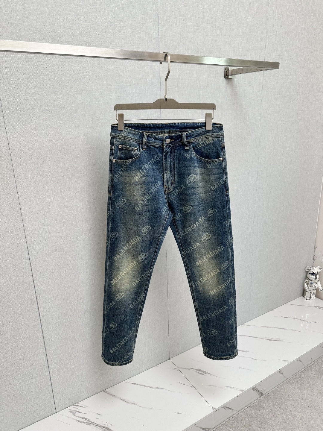 NO:514640,BL Paris 25-year original single men's fashion casual denim jeans, Hong Kong foreign business channel goods, high-end Japanese OEM production, heavy platinum-grade products, counters and same channel orders, official album poster outfits!  Predictable single items, a pair of jeans dominated by fabrics and craftsmanship, abandons the previous style and tone and takes the minimalist route. They are very pure and neat and clean, and the level of control in terms of dressing is not limited. They can be business or casual and fashionable, both solemn and harmonious, and have a full aura!  Customer-supplied high-quality imported denim original color fabric, specially selected Japanese Okayama pure 13oz ounce denim fabric, heavy environmentally friendly plant enzyme washing process, the texture has a light retro color, which is quite beautiful. The fabric is soft and delicate after washing, but has a strong bones and a little elastic, providing an excellent comfort experience, without any damage to the craft elements throughout the body, retaining the purest tannin color!  The details are impeccable, perfectly following the elements of the new season. The latest waist leather mark highlights the brand characteristics. Combined with elegant brand elements, it highlights the quality of the details. It is equipped with the iconic twisted buttons of the season, which adds a lot of visual points. It is fashionable and modern, and is very exquisite. It highlights the brand identity in the details and strongly reflects the overall luxury and high-end feeling!  The color matching is a classic and fashionable high-end counter color, with tough and capable lines, which meets the most popular color for men. It is very pure saturation gray, with perfect style and excellent hip lifting effect. It can easily sweep any top matching in the wardrobe. It has extensive compatibility and is satisfied with various daily outfits. It has a lot of upper body styles and must-have trousers for quality control and denim control!  Color blue Size 30 31 32 33 34 36 38,,jeans,alexander wang19860909BL巴黎25 年原单男士时装休闲丹宁牛仔裤,香港洋行渠道货,高端日本代工出品,重磅白金级臻品,专柜同渠道订单,官宣画册海报穿搭款！ 可预测性的爆卖单品,以面料和工艺为主导的一款牛仔裤,摒弃了以往的风格与基调,走了极简的路线,非常纯粹且利落干净,穿搭性方面驾驭层次不受局限,即可商务也可休闲时髦,亦庄亦谐,自带满格气场！ 客供高级进口的丹宁原色面料,特选日本冈山纯正13oz 盎司牛仔布料,重磅环保植物酵素水洗工艺,肌理有着淡淡的复古色彩,相当漂亮,面料经过水洗后柔软细腻,但筋骨感极强,且略带弹力,提供了绝佳的舒适体验,通身无任何工艺元素破坏,保留了最纯粹的丹宁本色！ 细节无可挑剔,完美沿袭了新一季的元素,最新的腰部皮标彰显了品牌特质,结合优雅的品牌元素,凸显了细节之品质感,搭载当季标志性扭曲纽扣,视觉方面加分不少,时髦而摩登,非常精湛,于细节之处即彰显了品牌身份又强烈体现出整体的奢华与高级感！ 配色属于经典时尚高级专柜色,硬朗干练的线条,符合男性最为心头好的色调,非常纯粹的饱和度灰,版型剪裁完美,提臀修身效果绝佳,可轻松横扫衣橱任何的上装搭配,兼容性广泛,满足于日常各种穿搭,上身型款十足,于品质控及牛仔迷控者必入型裤装！ 颜色蓝色 尺码30 31 32 33 34 36 38,,jeans,alexander wang,Men's clothing