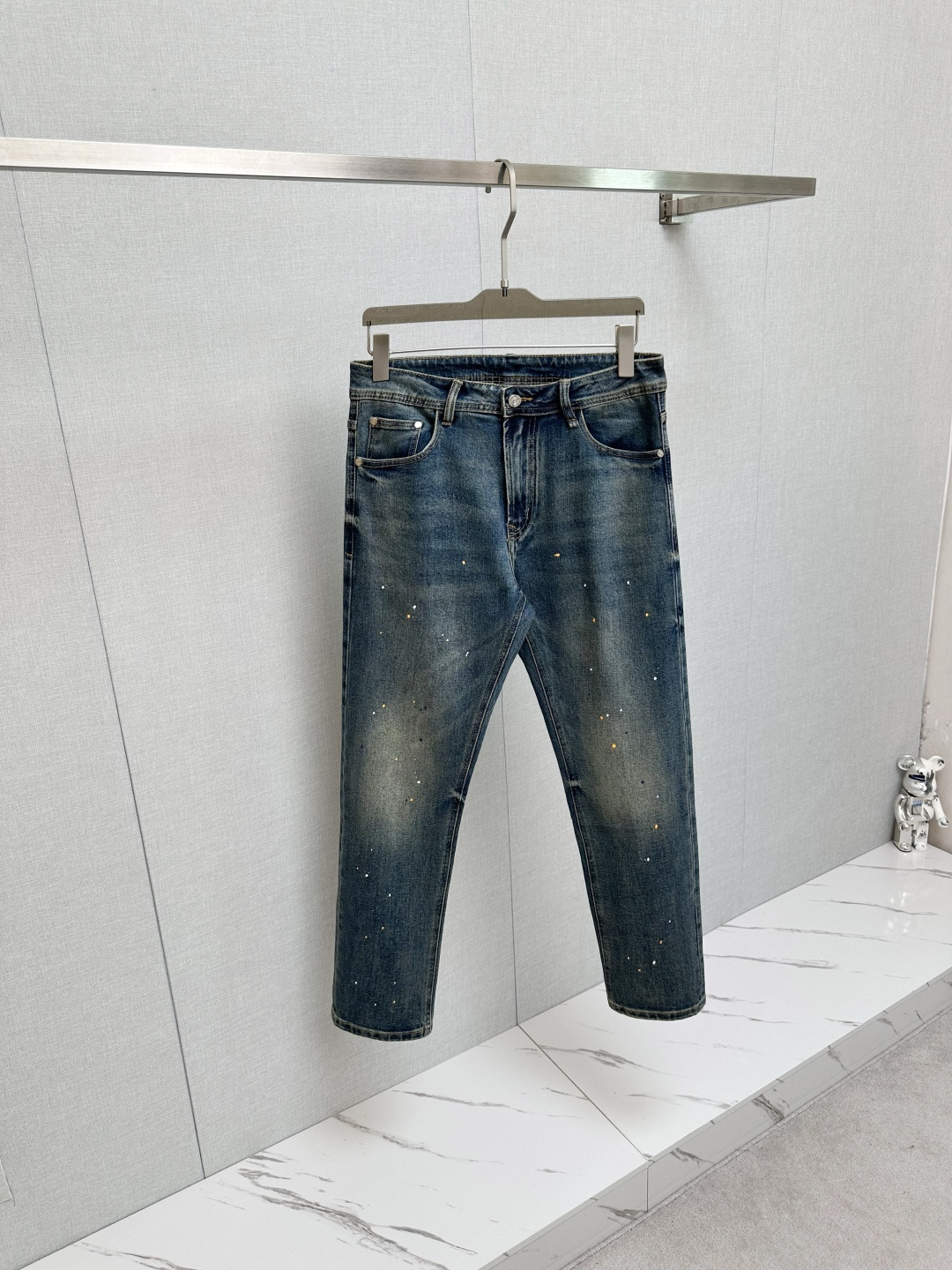 NO:514643,LVE 25-year original single men's fashion casual denim jeans, Hong Kong foreign business channel goods, high-end Japanese OEM production, heavy platinum-grade products, counters and same channel orders, official album poster outfits!  Predictable single items, a pair of jeans dominated by fabrics and craftsmanship, abandons the previous style and tone and takes the minimalist route. They are very pure and neat and clean, and the level of control in terms of dressing is not limited. They can be business or casual and fashionable, both solemn and harmonious, and have a full aura!  Customer-supplied high-quality imported denim original color fabric, specially selected Japanese Okayama pure 13oz ounce denim fabric, heavy environmentally friendly plant enzyme washing process, the texture has a light retro color, which is quite beautiful. The fabric is soft and delicate after washing, but has a strong bones and a little elastic, providing an excellent comfort experience, without any damage to the craft elements throughout the body, retaining the purest tannin color!  The details are impeccable, perfectly following the elements of the new season. The latest waist leather mark highlights the brand characteristics. Combined with elegant brand elements, it highlights the quality of the details. It is equipped with the iconic twisted buttons of the season, which adds a lot of visual points. It is fashionable and modern, and is very exquisite. It highlights the brand identity in the details and strongly reflects the overall luxury and high-end feeling!  The color matching is a classic and fashionable high-end counter color, with tough and capable lines, which meets the most popular color for men. It is very pure saturation gray, with perfect style and excellent hip lifting effect. It can easily sweep any top matching in the wardrobe. It has extensive compatibility and is satisfied with various daily outfits. It has a lot of upper body styles and must-have trousers for quality control and denim control!  Color blue Size 30 31 32 33 34 36 38,,louis vuitton,jeans,alexander wang19860909LVE 25 年原单男士时装休闲丹宁牛仔裤,香港洋行渠道货,高端日本代工出品,重磅白金级臻品,专柜同渠道订单,官宣画册海报穿搭款！ 可预测性的爆卖单品,以面料和工艺为主导的一款牛仔裤,摒弃了以往的风格与基调,走了极简的路线,非常纯粹且利落干净,穿搭性方面驾驭层次不受局限,即可商务也可休闲时髦,亦庄亦谐,自带满格气场！ 客供高级进口的丹宁原色面料,特选日本冈山纯正13oz 盎司牛仔布料,重磅环保植物酵素水洗工艺,肌理有着淡淡的复古色彩,相当漂亮,面料经过水洗后柔软细腻,但筋骨感极强,且略带弹力,提供了绝佳的舒适体验,通身无任何工艺元素破坏,保留了最纯粹的丹宁本色！ 细节无可挑剔,完美沿袭了新一季的元素,最新的腰部皮标彰显了品牌特质,结合优雅的品牌元素,凸显了细节之品质感,搭载当季标志性扭曲纽扣,视觉方面加分不少,时髦而摩登,非常精湛,于细节之处即彰显了品牌身份又强烈体现出整体的奢华与高级感！ 配色属于经典时尚高级专柜色,硬朗干练的线条,符合男性最为心头好的色调,非常纯粹的饱和度灰,版型剪裁完美,提臀修身效果绝佳,可轻松横扫衣橱任何的上装搭配,兼容性广泛,满足于日常各种穿搭,上身型款十足,于品质控及牛仔迷控者必入型裤装！ 颜色蓝色 尺码30 31 32 33 34 36 38,,louis vuitton,jeans,alexander wang,Men's clothing