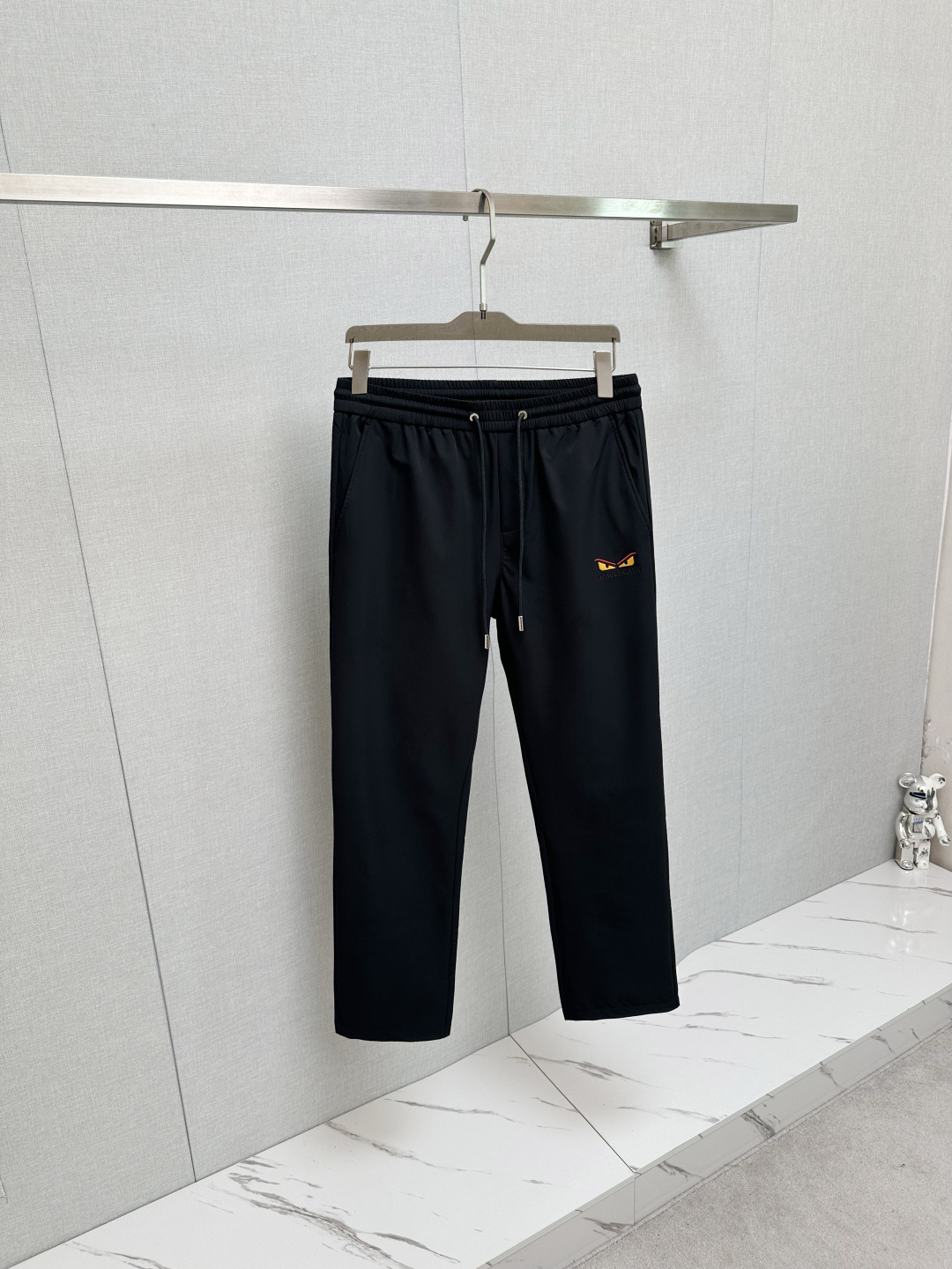 NO:522403,2025ss autumn and winter new style, classic yellow monster eyes embroidered logo for men, fashionable sports and casual drawstring sweatpants!  Trading companies have sparse channels and GW is on sale at the same time!  The minimalist series of the little monster, the classic element of the F family’s Demon Eye, a classic work that is deeply rooted in people’s hearts!  Custom-made fabrics are selected for customers, with a soft and skin-friendly texture!  The front of the trouser body has a yellow embroidered embroidery, and the classic F logo with the back pocket. It not only shows the exquisite details, but also cleverly conveys the unique tone of the brand!  Drawstring elastic waist design makes it more comfortable to wear and not feel tight!  Ribbed trouser legs can better shape them. No matter what body shape you are, you can find the most suitable dressing experience for you!  Code number M-3xL, fendi, alexander wang198609092025ss秋冬新款,男士经典黄色小怪兽眼睛刺绣标识时尚运动休闲抽绳卫裤！贸易公司渠道稀出,同步GW发售！ 小怪兽的极简系列,F家的经典元素恶魔之眼,深入人心的经典之作！ 选用了客供定制面料,质地柔软亲肤！裤身前幅标志性小怪兽黄色眼睛刺绣点缀,搭配后兜经典F标识,既展现了精致的细节处理,又巧妙地传达了品牌的独特调性！抽绳松紧裤腰设计,让穿着更为舒适,不会感到紧绷！罗纹束口裤脚则能更好地塑形,无论你是何种体型,都能找到最适合自己的穿着感受！码数M-3xL,,fendi,alexander wang,Men's clothing