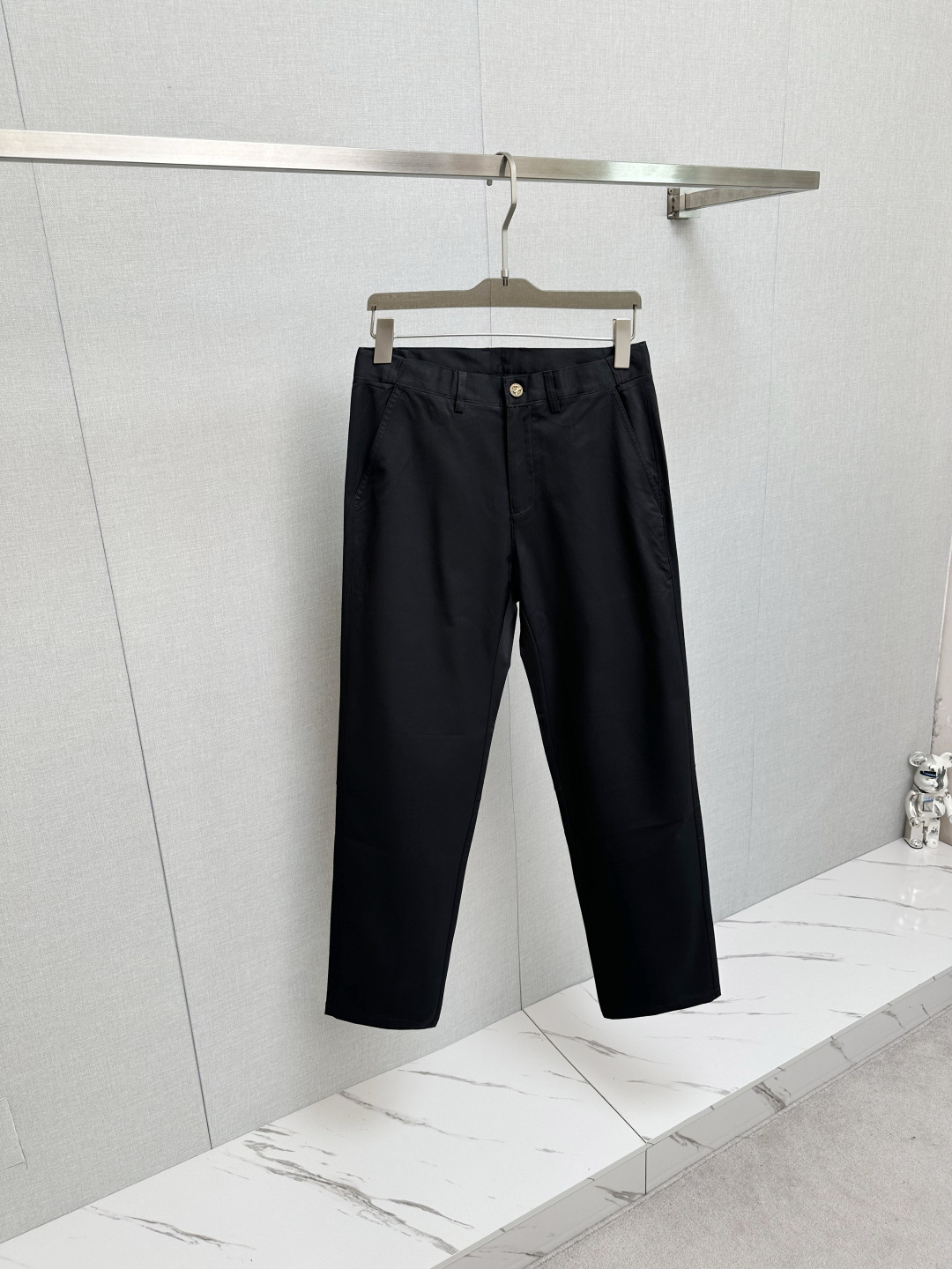 NO:522399,In the L family's FW show, L family brought a series of 'turquoise' products with the theme of paying tribute to American Western culture. The show China-Philippines Dong created a series of western-themed clothing decorated with 'turquoise', from jackets, shirts, belts, pants bags to earring necklaces and glasses, neatly, bringing a very stunning visual effect. New autumn and winter casual pants, customized fabrics, excellent comfort and strong hand touch. Very high awareness and perfect quality craftsmanship. Size M-3XL,,louis vuitton, jackets & coats,shirts,necklace,alexander wang19860909L家FW大秀中,L家以致敬美国西部文化为主题,带来了一系列「绿松石」产品. 大秀中菲董打造了一系列饰有「绿松石」的西部主题服饰,从外套、衬衫、腰带、裤子 包款到耳饰项链以及眼镜,整整齐齐,带来相当惊艳的视觉效果.秋冬新款休闲裤,定制面料,舒适度极好,手触感 烈.辦识度极高,完美品相工艺.尺码M-3XL,,louis vuitton,jackets & coats,shirts,necklace,alexander wang,Men's clothing