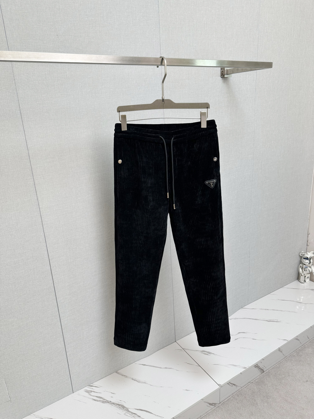 NO:513541,PRADA 2025 Latest Trade Order Corduroy Casual Pants!  Full quality!  !  Customized exclusive corduroy fabric cut!  The upper body is comfortable and breathable, not stiff, and the overall three-dimensional feeling is rich and the quality is exported to meet the simple needs of commuters for dressing. The upper body is very effective, it looks slim and does not picky about the figure. The fabric workmanship is impeccable. Only good craftsmanship can make you look good and tasteful. It is a must-have item for everyone!  Size M-3XL, prada, alexander wang19860909PRADA 2025最新贸易订单灯芯绒休闲裤！全品相！！定制专属灯芯绒面料剪裁！上身舒适透气,不僵硬,整体有着丰富的立体感,品质出口订单,满足通勤人们对于着装的简约需求,上身效果很好,显瘦,不挑剔身材.面料做工....无可挑剔,好工艺好面料才能穿出好品味一款,人手必备单品！尺码M-3XL,,prada,alexander wang,Men's clothing