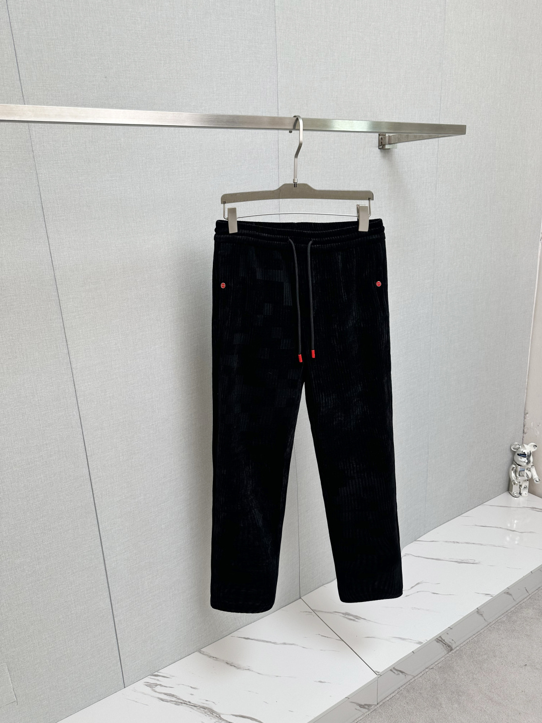 NO:513540,Kiton 25 new style. Fall in love with Xiaohongkuang New black corduroy drawstring casual pants, trading company channels are rare, Xiaohongkuangjia high-end business main line series, season-oriented boutique products, thick striped corduroy full of unique retro charm, rich materials and slim fit style, interpreting casual fashion with a neat and modern style!  This pants are made of imported black corduroy fabric for customers. It feels light and soft, with a neat velvet feel, soft and delicate skin-fitting feeling. The corduroy pit stripes are clear texture, neatly combed, and exquisite!  Show exquisite details!  The basic straight-leg casual pants style cut is not only versatile, but also can modify the leg shape. Men must seize the opportunity!  Size M-3XL M size waist 76/82cm-hip circumference 98cm-front 29cm-thigh circumference 58cm-trouser length 99cm-trouser legs 32cm L size waist 79/85cm-thigh circumference 102cm-front 30cm-thigh circumference 60cm-trouser length 100cm-trouser legs 33cm XL size waist 82/88cm-thigh circumference 106cm-front 31cm-thigh circumference 62cm-trouser length 101cm-trouser legs 34cm XXL size waist 86/92cm-thigh circumference 110cm-front 32cm-thigh circumference 64cm-trouser length 102cm-trouser legs 35cm  3XL size waist circumference 90/96cm - hip circumference 114cm - front gear 32cm - thigh circumference 66cm - trouser length 102cm - trouser legs 35cm, alexander wang19860909Kiton25年新款.爱上小红扣 新款黑色灯芯绒抽绳休闲裤,贸易公司渠道稀出,小红扣家高端商务主线系列,应季必备的刚需精品,粗条纹灯芯绒洋溢别致复古魅力,丰富材质搭配修身版型,以利落现代的风格演绎休闲时尚！ 这款裤装采用客供进口黑色灯芯绒面料制成,手感轻薄且柔软,表面绒感齐整,柔软细腻贴肤感巨舒适,灯芯绒坑条纹绒感纹理清晰,梳理齐整,精致感足！展现精致细节！基础直筒的休闲裤装版型剪裁,不仅百搭还可以起到修饰腿型的功效,各位男士们一定要把握住机会！尺码M-3XL M码腰围76/82cm-臀围98cm-前档29cm-大腿围58cm-裤长99cm-裤脚32cm L码腰围79/85cm-臀围102cm-前档30cm-大腿围60cm-裤长100cm-裤脚33cm XL码腰围82/88cm-臀围106cm-前档31cm-大腿围62cm-裤长101cm-裤脚34cm XXL码腰围86/92cm-臀围110cm-前档32cm-大腿围64cm-裤长102cm-裤脚35cm 3XL码腰围90/96cm-臀围114cm-前档32cm-大腿围66cm-裤长102cm-裤脚35cm,,alexander wang,Men's clothing