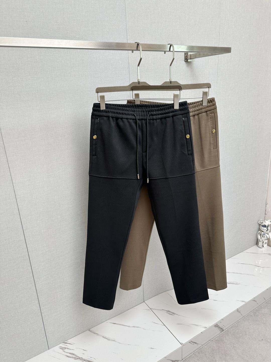 NO:541449,PRA 25s new wool pants. Small straight-leg design. It can be matched with sets. It is a casual and sports-care-free match. The fabric is soft, comfortable and draped. It stands upright and is stylish!  Small straight-tipped design, three-dimensional cutting design elongates the leg lines, making it look taller and slimmer. The elastic belt design is free to retract and place, and the customized hardware logo is suitable for various shapes. The side three-dimensional cutting design is customized. The brand hanging rope is highly recognizable. A casual pants suitable for various occasions, with a very outstanding upper body. The color is black. Khaki size M-3XL, prada, alexander wang19860909PRA 25s新款羊毛裤.小直筒设计.可搭配套装.运动休闲随意搭配.,面料柔软舒适有垂感.立挺上身有型！小直筒版型设计,立体裁剪设计拉长腿部线条,显高显瘦.松紧腰带设计,收放自如,定制五金logo适合凹各种造型.侧身立体裁剪设计.订制品牌吊绳.品牌字母标识辨识度极高.一款适合多种场合穿搭的休闲裤,上身绝绝子.颜色黑色.卡其 码数M-3XL,,prada,alexander wang,Men's clothing