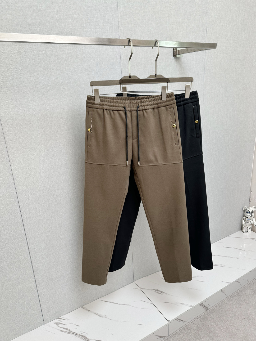 NO:528801,PRA 25s new wool pants. Small straight-leg design. It can be matched with sets. It is a casual and sports-care-free match. The fabric is soft, comfortable and draped. It stands upright and is stylish!  Small straight-tipped design, three-dimensional cutting design elongates the leg lines, making it look taller and slimmer. The elastic belt design is free to retract and place, and the customized hardware logo is suitable for various shapes. The side three-dimensional cutting design is customized. The brand hanging rope is highly recognizable. A casual pants suitable for various occasions, with a very outstanding upper body. The color is black. Khaki size M-3XL, prada, alexander wang19860909PRA 25s新款羊毛裤.小直筒设计.可搭配套装.运动休闲随意搭配.,面料柔软舒适有垂感.立挺上身有型！小直筒版型设计,立体裁剪设计拉长腿部线条,显高显瘦.松紧腰带设计,收放自如,定制五金logo适合凹各种造型.侧身立体裁剪设计.订制品牌吊绳.品牌字母标识辨识度极高.一款适合多种场合穿搭的休闲裤,上身绝绝子.颜色黑色.卡其 码数M-3XL,,prada,alexander wang,Men's clothing