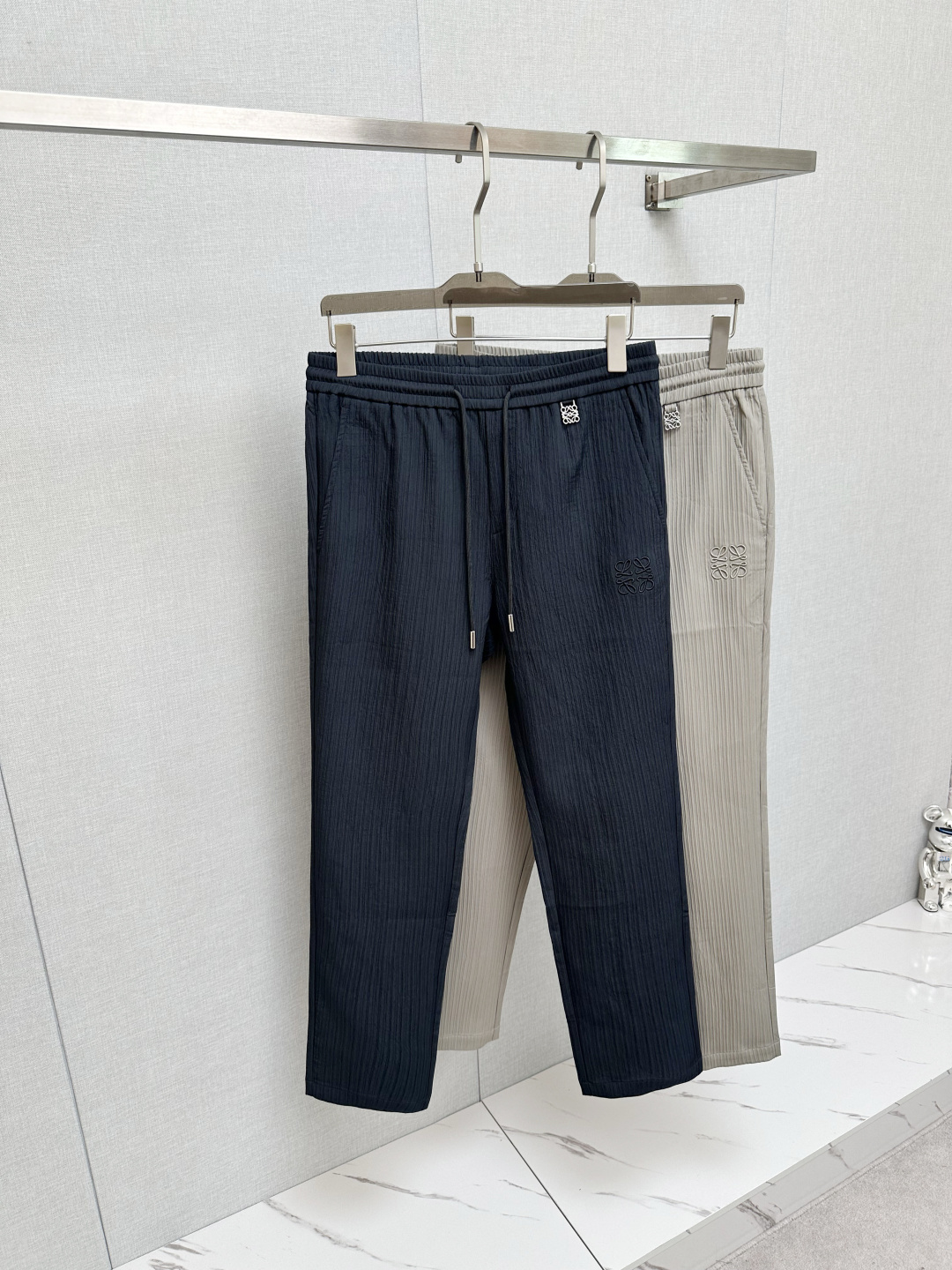 NO:522401,LE Loei 2025 autumn and winter new casual pants! It is released simultaneously on the official website. The brand's classic logo casual pants, customized fabric, excellent comfort, strong hand touch. Very high recognition, perfect quality craftsmanship. Size: m-3xl,,loewe,alexander wang19860909LE罗意2025秋冬新款休闲裤!官网同步发售.品牌经典logo休闲裤,定制面料,舒适度极好,手触感强烈.辨识度极高,完美品相工艺. 尺码: m-3xl,,loewe,alexander wang,Men's clothing