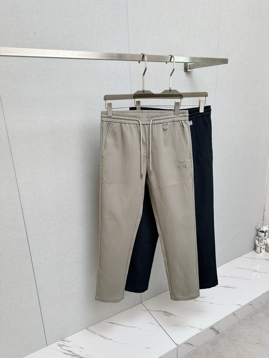 NO:549916,LE Loei 2025 autumn and winter new casual pants! It is released simultaneously on the official website. The brand's classic logo casual pants, customized fabric, excellent comfort, strong hand touch. Very high recognition, perfect quality craftsmanship. Size: m-3xl,,loewe,alexander wang19860909LE罗意2025秋冬新款休闲裤!官网同步发售.品牌经典logo休闲裤,定制面料,舒适度极好,手触感强烈.辨识度极高,完美品相工艺. 尺码: m-3xl,,loewe,alexander wang,Men's clothing