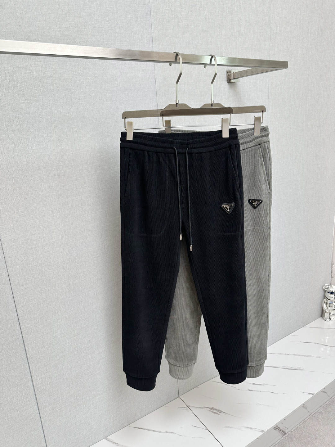 NO:526617,PRADA 2025 Latest Trade Order Corduroy Casual Pants!  Full quality!  !  Customized exclusive corduroy fabric cut!  The upper body is comfortable and breathable, not stiff, and the overall three-dimensional feeling is rich and the quality is exported to meet the simple needs of commuters for dressing. The upper body is very effective, it looks slim and does not picky about the figure. The fabric workmanship is impeccable. Only good craftsmanship can make you look good and tasteful. It is a must-have item for everyone!  Size M-3XL, prada, alexander wang19860909PRADA 2025最新贸易订单灯芯绒休闲裤！全品相！！定制专属灯芯绒面料剪裁！上身舒适透气,不僵硬,整体有着丰富的立体感,品质出口订单,满足通勤人们对于着装的简约需求,上身效果很好,显瘦,不挑剔身材.面料做工....无可挑剔,好工艺好面料才能穿出好品味一款,人手必备单品！尺码M-3XL,,prada,alexander wang,Men's clothing