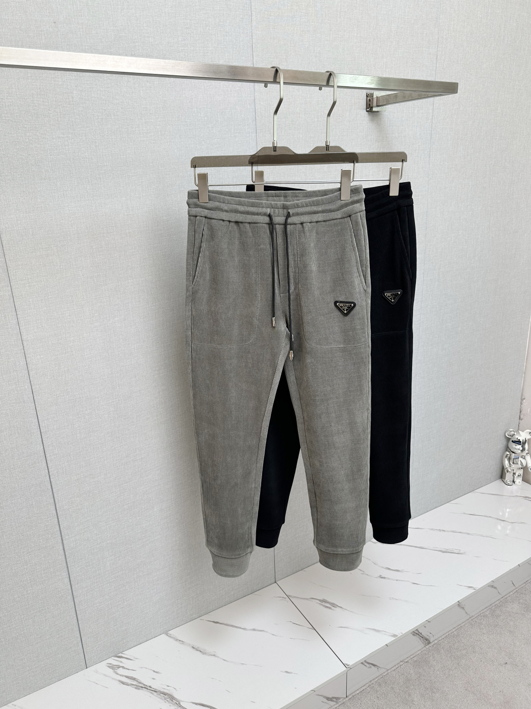 Pantalon de survêtement décontracté en velours côtelé Prada pour hommes