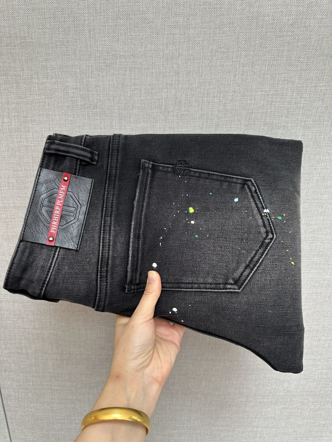 NO:524532,The official website counter is available at the same time. The original single product is a super stylish jeans, customized original washing denim fabric, unique design, top-grade printing craft letter pattern logo, original hardware and auxiliary decoration, extremely superior jeans, the materials and craftsmanship are extremely luxurious and exquisite, the grade is extremely high, the upper body is handsome and stylish, recommended, digits 28-38, jeans, alexander wang19860909官网专柜同步有售,原单狠货,超级有范儿的一款牛仔裤,定制原版水洗牛仔面料,独特设计,顶级印花工艺字母图案logo,原版五金辅料装饰,极为翘楚的一款牛仔裤,用料与工艺都极致奢华精湛,档次极高,上身帅气有型,推荐,码数28—38,,jeans,alexander wang,Men's clothing