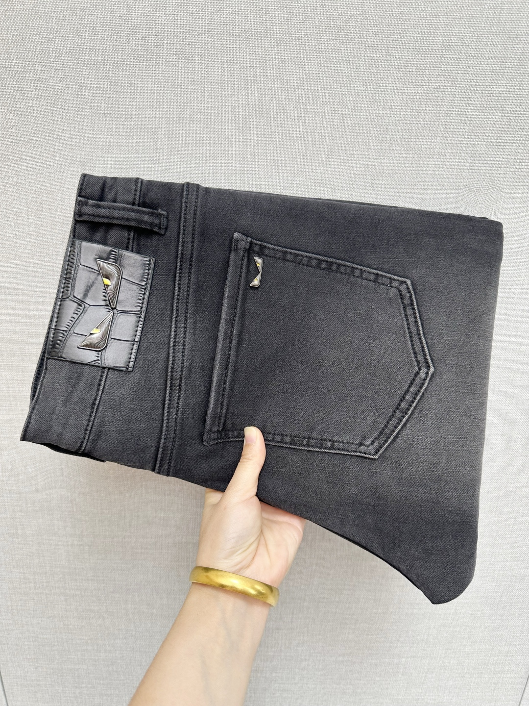 NO:524530,FD official website counter is available simultaneously, original singles, super stylish jeans, customized original washing denim fabric, unique design, top-grade printed craft letter pattern logo, original hardware and auxiliary decoration, extremely superior jeans, the materials and craftsmanship are extremely luxurious and exquisite, extremely high-end, handsome and stylish, recommended, digits 28-38, jeans, alexander wang19860909FD 官网专柜同步有售,原单狠货,超级有范儿的一款牛仔裤,定制原版水洗牛仔面料,独特设计,顶级印花工艺字母图案logo,原版五金辅料装饰,极为翘楚的一款牛仔裤,用料与工艺都极致奢华精湛,档次极高,上身帅气有型,推荐,码数28—38,,jeans,alexander wang,Men's clothing