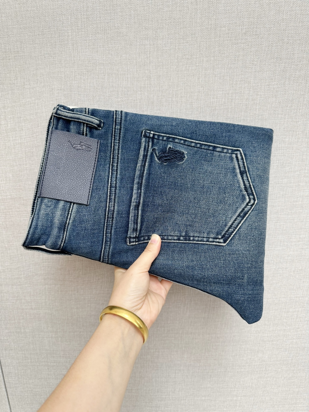 NO:524528,The official website counter is available at the same time. The original single product is a super stylish jeans, customized original washing denim fabric, unique design, top-grade printing craft letter pattern logo, original hardware and auxiliary decoration, extremely superior jeans, the materials and craftsmanship are extremely luxurious and exquisite, the grade is extremely high, the upper body is handsome and stylish, recommended, digits 28-38, jeans, alexander wang19860909官网专柜同步有售,原单狠货,超级有范儿的一款牛仔裤,定制原版水洗牛仔面料,独特设计,顶级印花工艺字母图案logo,原版五金辅料装饰,极为翘楚的一款牛仔裤,用料与工艺都极致奢华精湛,档次极高,上身帅气有型,推荐,码数28—38,,jeans,alexander wang,Men's clothing