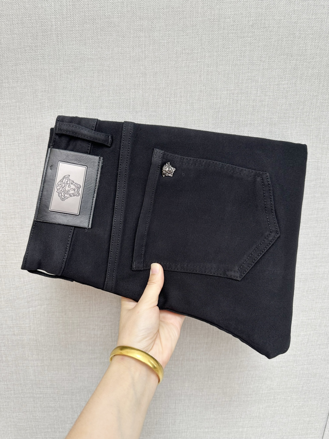 NO:524526,Versace's official counter is available at the same time, original singles are ruthless, super stylish jeans, customized original washing denim fabric, unique design, top-grade printing craft letter pattern logo, original hardware and auxiliary decoration, extremely superior jeans, the materials and craftsmanship are extremely luxurious and exquisite, extremely high-end, handsome and stylish, recommended, digits 28-38, versace, jeans, alexander wang19860909范思哲 官网专柜同步有售,原单狠货,超级有范儿的一款牛仔裤,定制原版水洗牛仔面料,独特设计,顶级印花工艺字母图案logo,原版五金辅料装饰,极为翘楚的一款牛仔裤,用料与工艺都极致奢华精湛,档次极高,上身帅气有型,推荐,码数28—38,,versace,jeans,alexander wang,Men's clothing