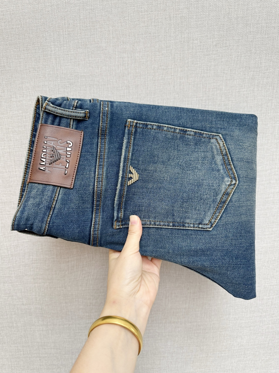 NO:524517,Amani official website counter is available at the same time, original singles are ruthless, super stylish jeans, customized original washing denim fabric, unique design, top-grade printing craft letter pattern logo, original hardware and auxiliary decoration, extremely superior jeans, the materials and craftsmanship are extremely luxurious and exquisite, extremely high-end, handsome and stylish, recommended, yards 28-38, jeans, alexander wang19860909Amani 官网专柜同步有售,原单狠货,超级有范儿的一款牛仔裤,定制原版水洗牛仔面料,独特设计,顶级印花工艺字母图案logo,原版五金辅料装饰,极为翘楚的一款牛仔裤,用料与工艺都极致奢华精湛,档次极高,上身帅气有型,推荐,码数28—38,,jeans,alexander wang,Men's clothing