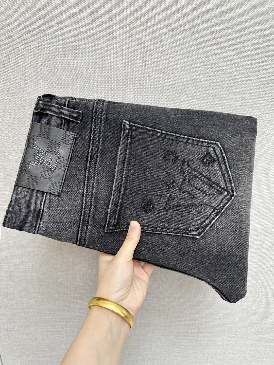 NO:503425,LV official website counter is available simultaneously, original singles, super stylish jeans, customized original washing denim fabric, unique design, top-grade printed craft letter pattern logo, original hardware and auxiliary decoration, extremely superior jeans, the materials and craftsmanship are extremely luxurious and exquisite, extremely high-end, handsome and stylish, recommended, digits 28-38,, louis vuitton, jeans, alexander wang19860909LV 官网专柜同步有售,原单狠货,超级有范儿的一款牛仔裤,定制原版水洗牛仔面料,独特设计,顶级印花工艺字母图案logo,原版五金辅料装饰,极为翘楚的一款牛仔裤,用料与工艺都极致奢华精湛,档次极高,上身帅气有型,推荐,码数28—38,,louis vuitton,jeans,alexander wang,Men's clothing