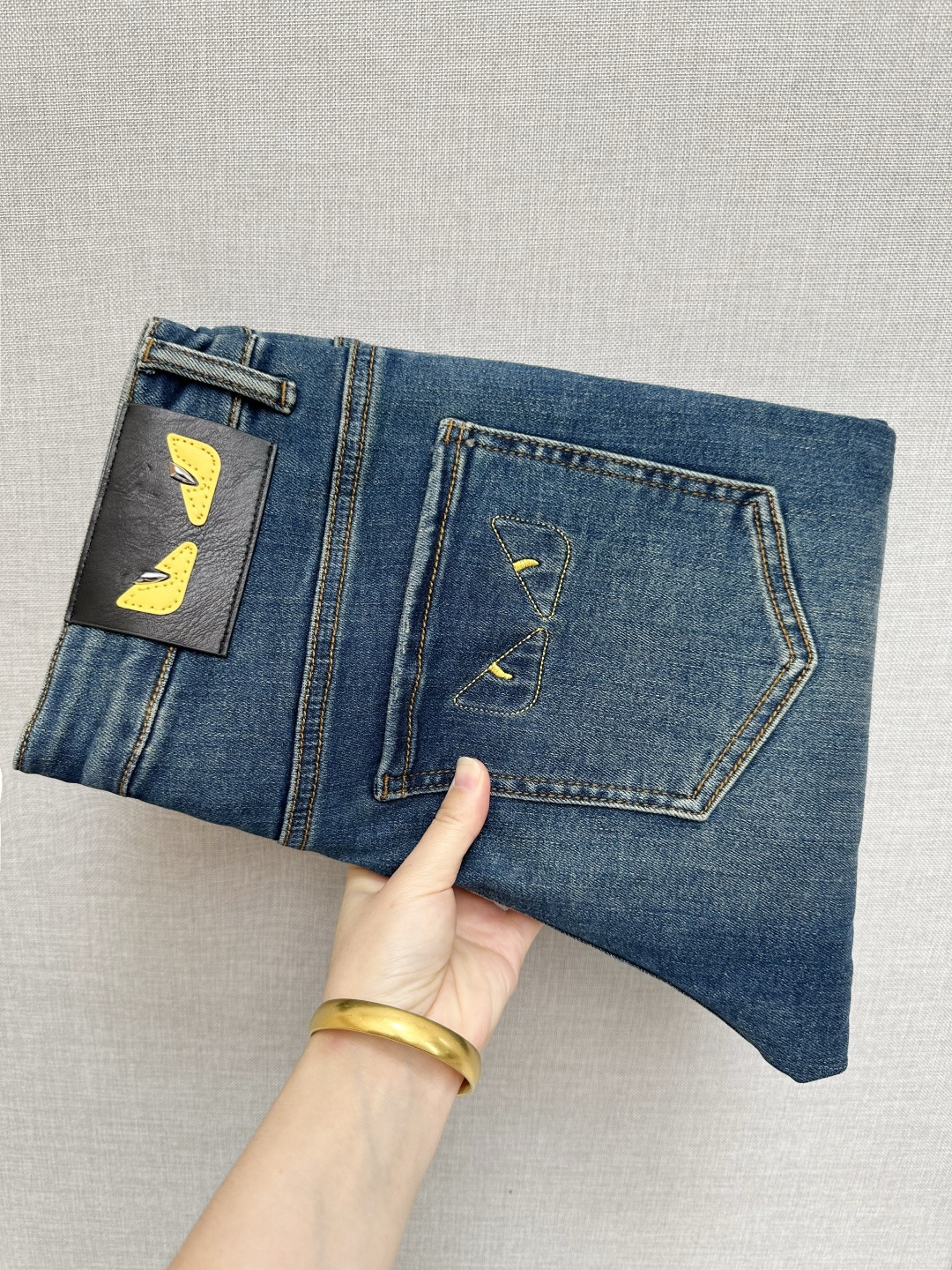 NO:503433,FD official website counter is available simultaneously, original singles, super stylish jeans, customized original washing denim fabric, unique design, top-grade printed craft letter pattern logo, original hardware and auxiliary decoration, extremely superior jeans, the materials and craftsmanship are extremely luxurious and exquisite, extremely high-end, handsome and stylish, recommended, digits 28-38, jeans, alexander wang19860909FD 官网专柜同步有售,原单狠货,超级有范儿的一款牛仔裤,定制原版水洗牛仔面料,独特设计,顶级印花工艺字母图案logo,原版五金辅料装饰,极为翘楚的一款牛仔裤,用料与工艺都极致奢华精湛,档次极高,上身帅气有型,推荐,码数28—38,,jeans,alexander wang,Men's clothing