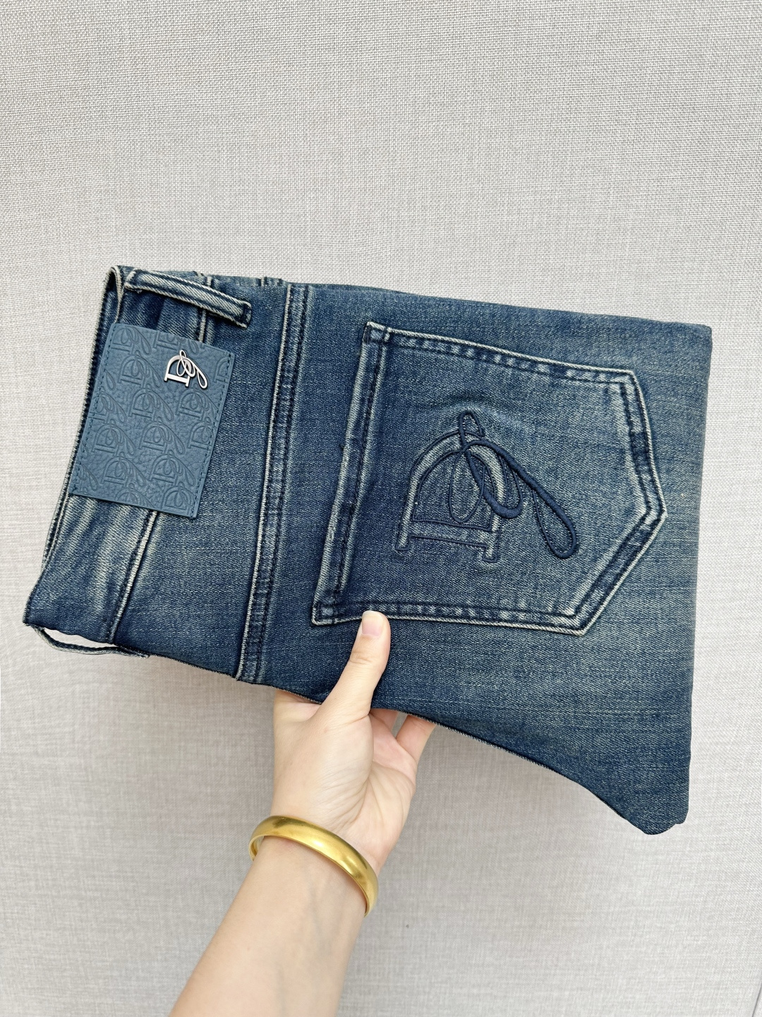 NO:503436,The official website counter is available at the same time. The original single product is a super stylish jeans, customized original washing denim fabric, unique design, top-grade printing craft letter pattern logo, original hardware and auxiliary decoration, extremely superior jeans, the materials and craftsmanship are extremely luxurious and exquisite, the grade is extremely high, the upper body is handsome and stylish, recommended, digits 28-38, jeans, alexander wang19860909官网专柜同步有售,原单狠货,超级有范儿的一款牛仔裤,定制原版水洗牛仔面料,独特设计,顶级印花工艺字母图案logo,原版五金辅料装饰,极为翘楚的一款牛仔裤,用料与工艺都极致奢华精湛,档次极高,上身帅气有型,推荐,码数28—38,,jeans,alexander wang,Men's clothing