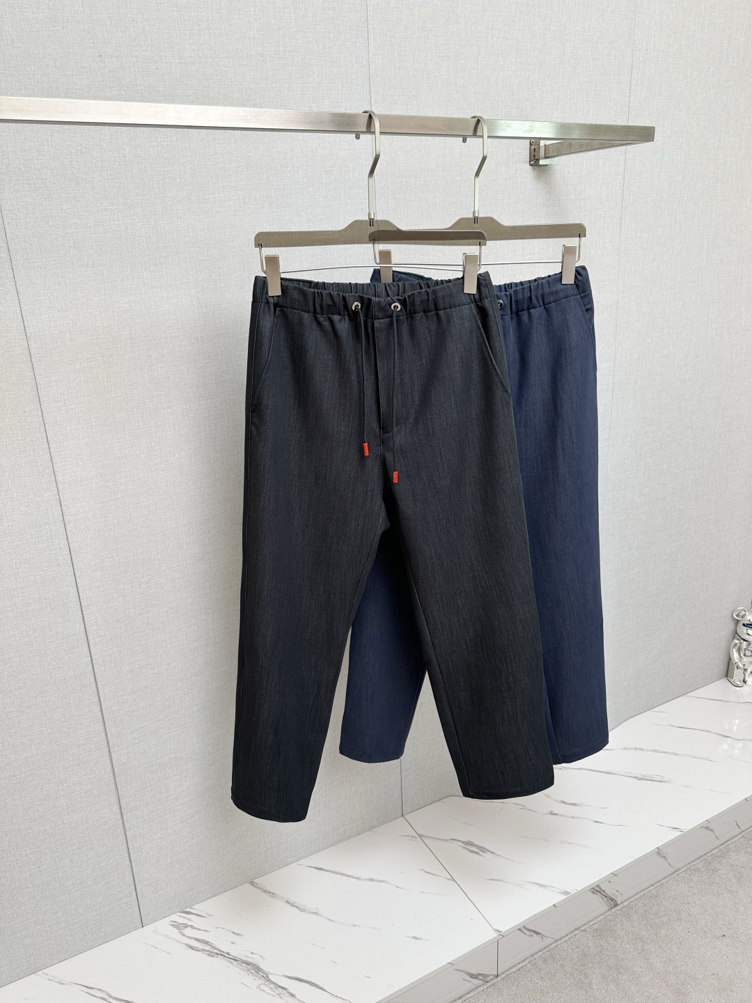 NO:513053,Ki is coming to the 2025FW early autumn new product. The seemingly simple small straight-cut cut actually hides 'three-dimensional engineering' - Customized fabric pants do not have wrinkles, which is a natural droop that fits the human body's movement trajectory. Walking with wind and not dragging, you can be 'free and stylish' when wearing and citywalk. The triple combination of elastic band + double buckle + drawstring can be used to accurately adjust the waist circumference without being slimmed. It is very friendly to all figures, 'comfortable and decent'. Grabbing with both hands, the red red buckle not only embellishes the shape, but also has a bit of functional feeling; those who understand recognize it at a glance 'It's Ki, which feels soft and smooth, but has muscles and bones, and the drooping feels not easy to wrinkle. You can also maintain a 'smart posture' when throwing it into the washing machine every day, which is worry-free and textured. There is no pressure to commuting and leisure switching~  A pair of pants integrates 'minimal philosophy' and 'pragmatism', and when I go out, I'm asked about the link!  You who pursue 'seemingly simple but full of details', don't miss it …………………………………………………………………………………………………………………………………………………………………………………………………………………………………………………………………………………………………………………………………………………………………………………………………………………………………………………………………………………………………………………………………………………………………………………………………………………………………………………19860909Ki重磅来袭2025FW早秋新品 看似简约的小直筒剪裁,实则暗藏「立体工学」—— 定制面料裤身不起褶皱是贴合人体运动轨迹的自然垂坠,走路带风又不拖沓,日常穿、citywalk 都能「自在又有型」 松紧带+双扣+抽绳三重组合,不勒肉还能精准调腰围,对各种身材都超友好,“舒适与体面” 两手抓 红色小红扣既点缀造型,又多了几分机能感；懂的人一眼认出 “是Ki 触感软糯丝滑却有筋骨,垂坠感足不易皱,日常丢进洗衣机也能保持 “挺括姿态”,省心又显质感,通勤、休闲切换毫无压力～ 一条裤子,把「极简哲学」和「实用主义」融透了,穿出门被问链接的程度！追求 “看似简单却藏满细节” 的你,别错过 …………………………………………………… SizeM-3XL,,alexander wang,Men's clothing