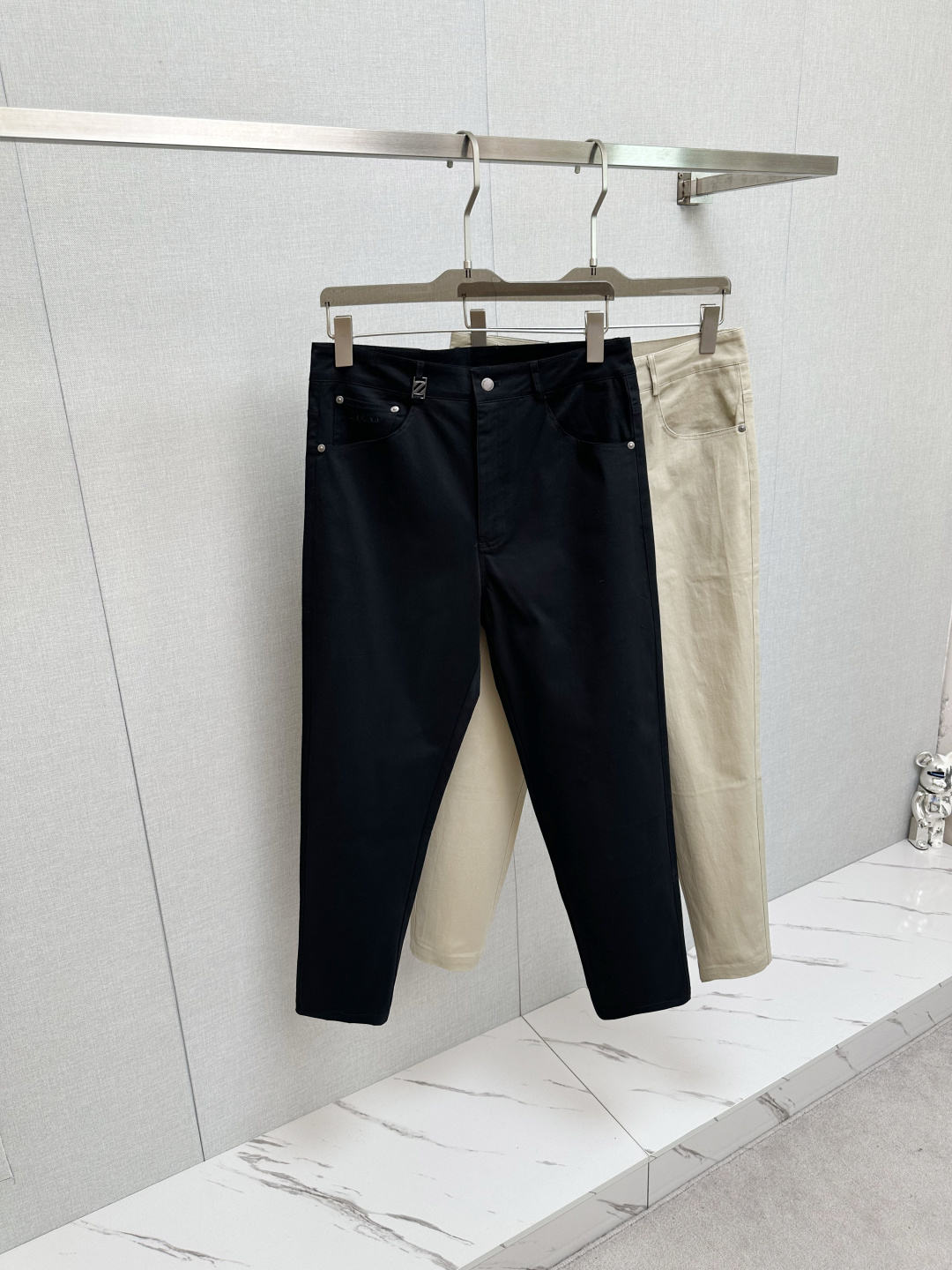 NO:513050,Zeg 2025 Autumn and Winter Asian Counter Series Latest Model!  High-end ruthless goods, high-end customized slim-fit business casual pants, original hardware, a style that is fully suitable for daily business and leisure, with super positive upper body effect, three-dimensional slim-fit buttock lift, and the leg lines are fully demonstrated, including Tennis special cotton fabric!  It belongs to the type of woven cotton!  The texture is firm and delicate, the upper body is very comfortable and stylish, and it is extremely practical and versatile, which is very worth buying!  Requested recommendations from old customers!  !  Size M-3XL, alexander wang19860909Zeg 2025秋冬亚洲专柜系列最新款！高端狠货 高端订制修身商务休闲裤西裤 原版五金 日常商务休闲都完全适用的款,上身效果超正,立体修身提臀,腿部线条完全得到彰显,含天丝特殊棉面料！属于色织棉的类型！纹理紧致细腻,上身非常舒适有型,而且极为实穿百搭,非常值得入手！老客户必收推荐！！尺码M-3XL,,alexander wang,Men's clothing