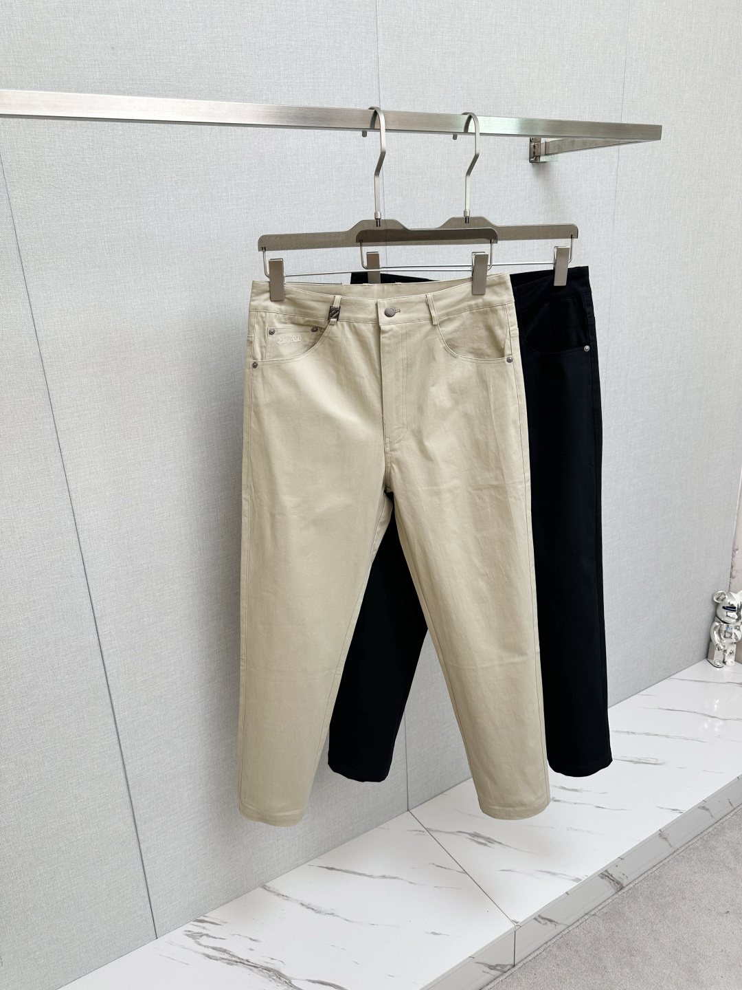 NO:540429,Zeg 2025 Autumn and Winter Asian Counter Series Latest Model!  High-end ruthless goods, high-end customized slim-fit business casual pants, original hardware, a style that is fully suitable for daily business casual, with super positive upper body effect, three-dimensional slim-fit buttocks lifted, and the legs are fully demonstrated, including Tennis special cotton fabric!  It belongs to the type of woven cotton!  The texture is firm and delicate, the upper body is very comfortable and stylish, and it is extremely practical and versatile, which is very worth buying!  Requested recommendations from old customers!  !  Size M-3XL, alexander wang19860909Zeg 2025秋冬亚洲专柜系列最新款！高端狠货 高端订制修身商务休闲裤西裤 原版五金 日常商务休闲都完全适用的款,上身效果超正,立体修身提臀,腿部线条完全得到彰显,含天丝特殊棉面料！属于色织棉的类型！纹理紧致细腻,上身非常舒适有型,而且极为实穿百搭,非常值得入手！老客户必收推荐！！尺码M-3XL,,alexander wang,Men's clothing