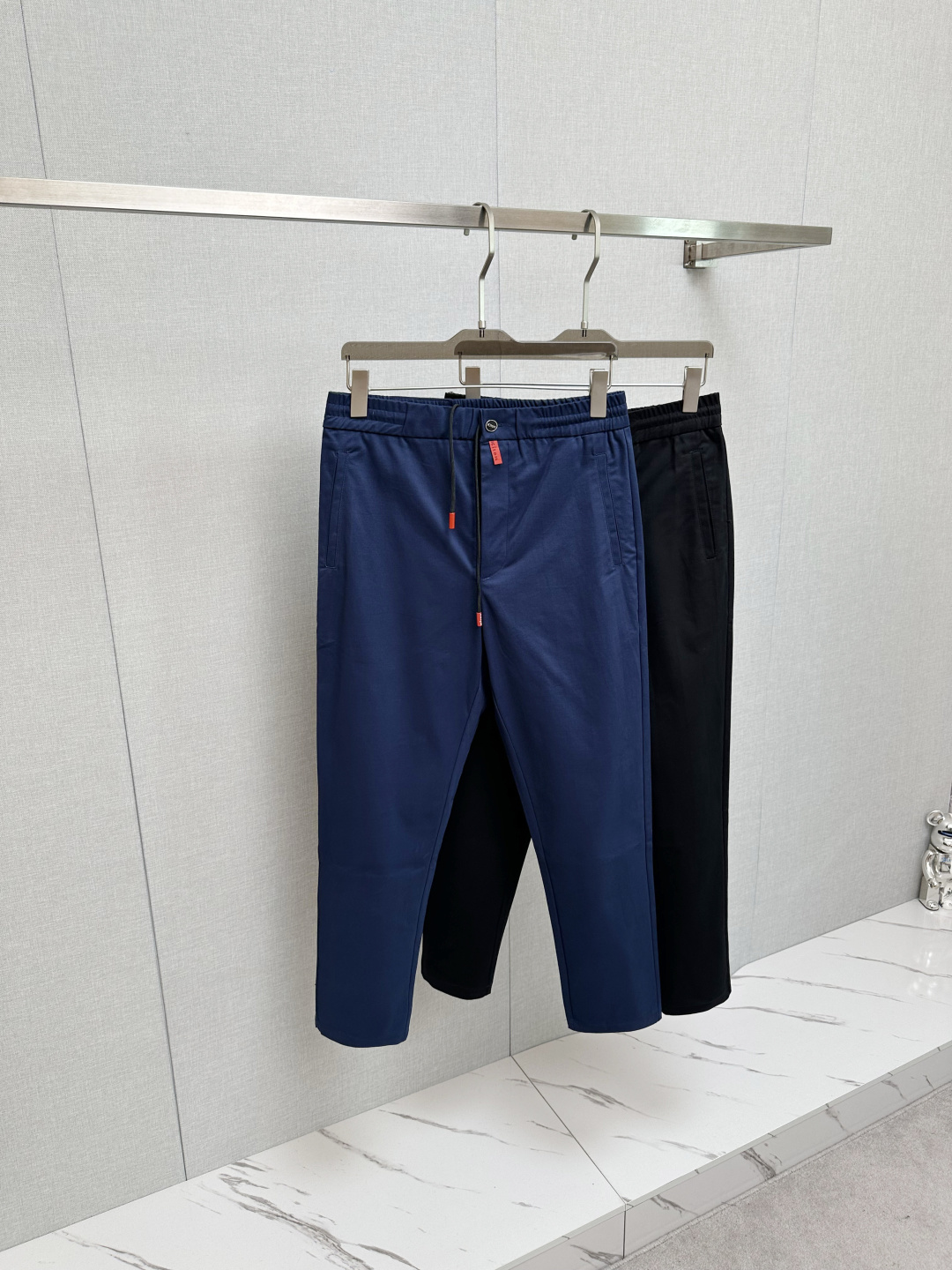 NO:511127,Kiton 2025 autumn and winter counter new custom casual pants, clean and neat tailored, full of urban style, uses high-end worsted fabrics to feel soft and dry, and the upper body has a crisp and stylish effect. The hardware is exquisite, business and casual, and so many top-level raw materials, creating high-end products with unparalleled value. The first choice for high-end fashion and fashion people. Size M-3XL, alexander wang19860909Kiton 2025秋冬专柜新款定制休闲裤 干净利落剪裁,都市风十足 采用高端精纺面料手感软糯干爽,上身效果挺括有型.五金精致,商务休闲非常好看如此众多的顶级原料,打造出价值感无与伦比的高端产品,高端潮流时尚人士首选 尺码M-3XL,,alexander wang,Men's clothing