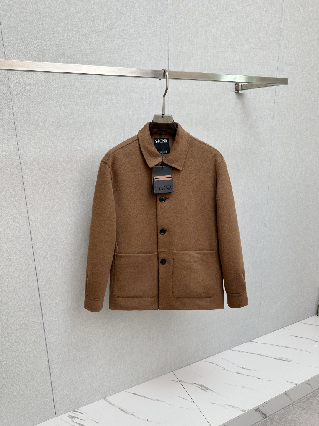 NO:523486,(Pure Handmade) High-end men's essential items are purely handmade cashmere wool coats. Each piece is made by hand. The inner seamless. About style and design. If the long coat of wool is too picky of 'hardware' and 'software', then this set of short coats is sufficiently inclusive. The streamlined small lapels, the straight-shaped slightly contoured, the overall simple and young at the same time. About fabrics and craftsmanship Use 80 wool.10 mulberry silk.10 cashmere. Wool is blessed by special craftsmanship from imported equipment from Italy, making the texture of the cloth very excellent, the fluffy and saturated tweed texture, the fabric is soft, delicate and high-end, and the garment has super wrinkle resistance. The whole coat is purely hand-sewn by the master, and is produced ingeniously. The edges and three-dimensional outlines are used to outline the edges and three-dimensional outlines, keeping the garment minimalist while showing the craftsmanship value. Each line and proportion are carefully arranged.  S-2XL, Jackets & coats,alexander wang19860909（纯手工）高端男士必备单品纯手工呢羊绒羊毛大衣.每一件都是纯手工缝制而成.内里无缝 关于款式及设计 如果羊毛呢料的长款大衣太挑“硬件”和“软件”,那么这一组短大衣就足够包容.精简的小翻领,直身的微廓形,整体偏极简,同时偏年轻. 关于面料及工艺 采用80羊毛.10桑蚕丝.10羊绒.羊毛 经意大利进口设备特殊工艺加持,使得布面的质感相当优秀,蓬松饱和的立绒质感,面料柔软,细腻高级,成衣具有超强抗皱性. 整件外套由老师傅一针一线纯手工缝制,匠心出品,采用暗走线来勾勒边缘及立体轮廓,保持成衣极简的同时又尽显工艺值,每一条走线与比例都经过精心安排 码数S-2XL,,jackets & coats,alexander wang,Men's clothing