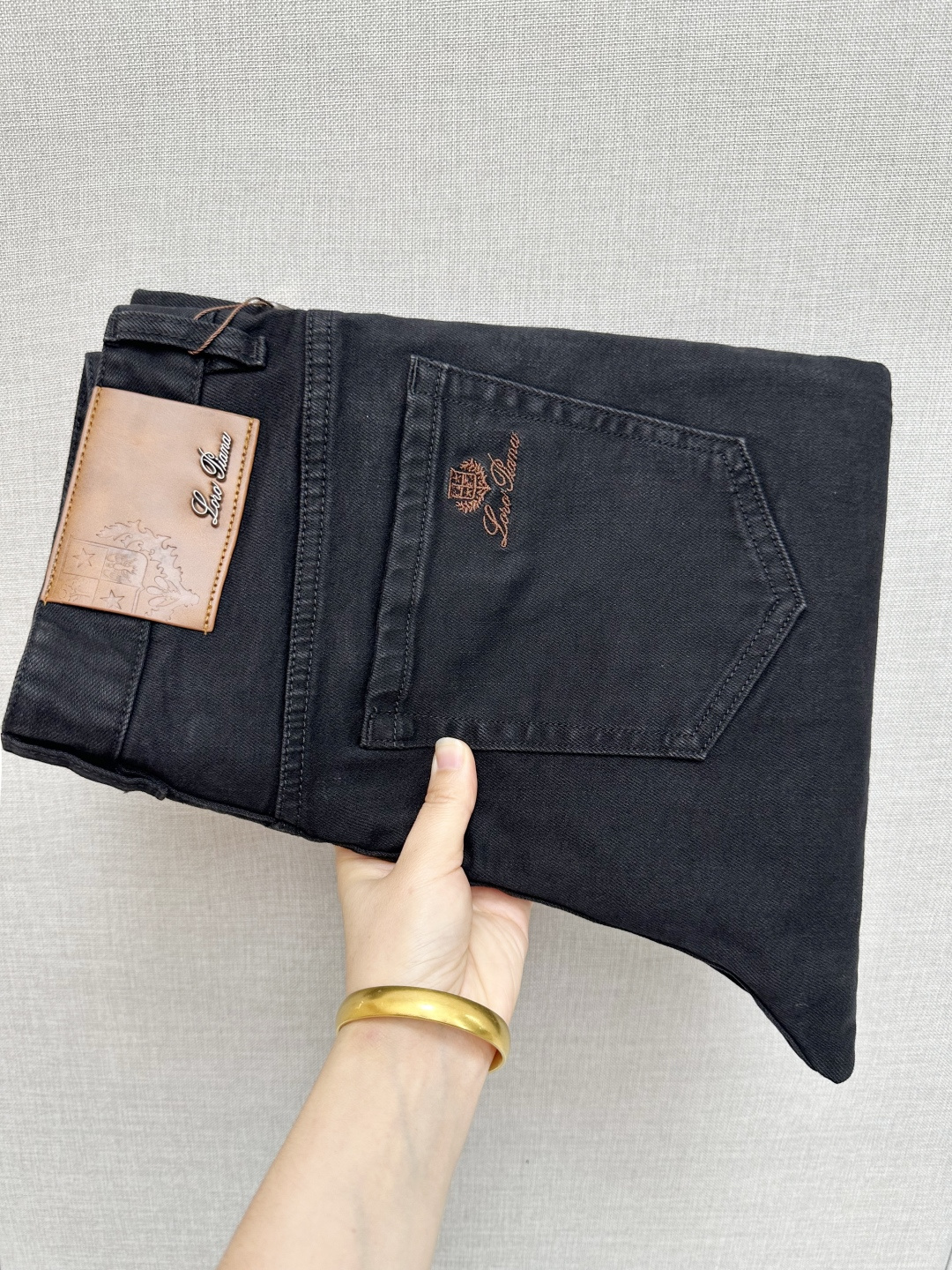 NO:537441,The official website counter is available at the same time, original singles are ruthless, super stylish jeans, customized original washing denim fabric, unique design, top-grade printing craft letter pattern logo, original hardware and auxiliary decoration, extremely superior jeans, the materials and craftsmanship are extremely luxurious and exquisite, extremely high-end, handsome and stylish, recommended, 30-38, jeans, alexander wang19860909官网专柜同步有售,原单狠货,超级有范儿的一款牛仔裤,定制原版水洗牛仔面料,独特设计,顶级印花工艺字母图案logo,原版五金辅料装饰,极为翘楚的一款牛仔裤,用料与工艺都极致奢华精湛,档次极高,上身帅气有型,推荐,码数30—38,,jeans,alexander wang,Men's clothing