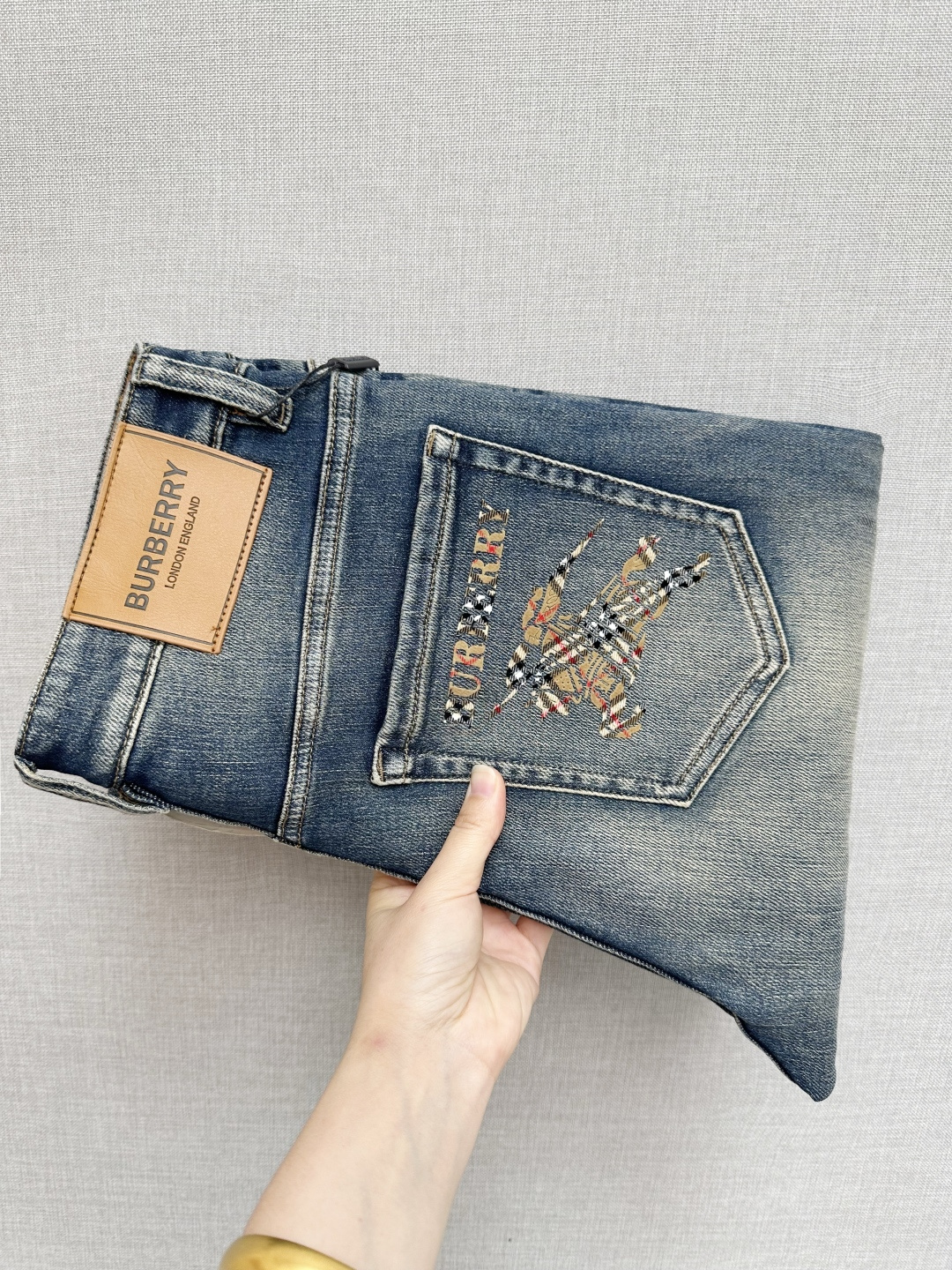 NO:537417,BURB official website counter is available simultaneously, original singles, super stylish jeans, customized original washing denim fabric, unique design, top-grade printing craft letter pattern logo, original hardware and auxiliary decoration, extremely superior jeans, the materials and craftsmanship are extremely luxurious and exquisite, extremely high-end, handsome and stylish, recommended, 30-38, burberry, jeans, alexander wang19860909BURB 官网专柜同步有售,原单狠货,超级有范儿的一款牛仔裤,定制原版水洗牛仔面料,独特设计,顶级印花工艺字母图案logo,原版五金辅料装饰,极为翘楚的一款牛仔裤,用料与工艺都极致奢华精湛,档次极高,上身帅气有型,推荐,码数30—38,,burberry,jeans,alexander wang,Men's clothing