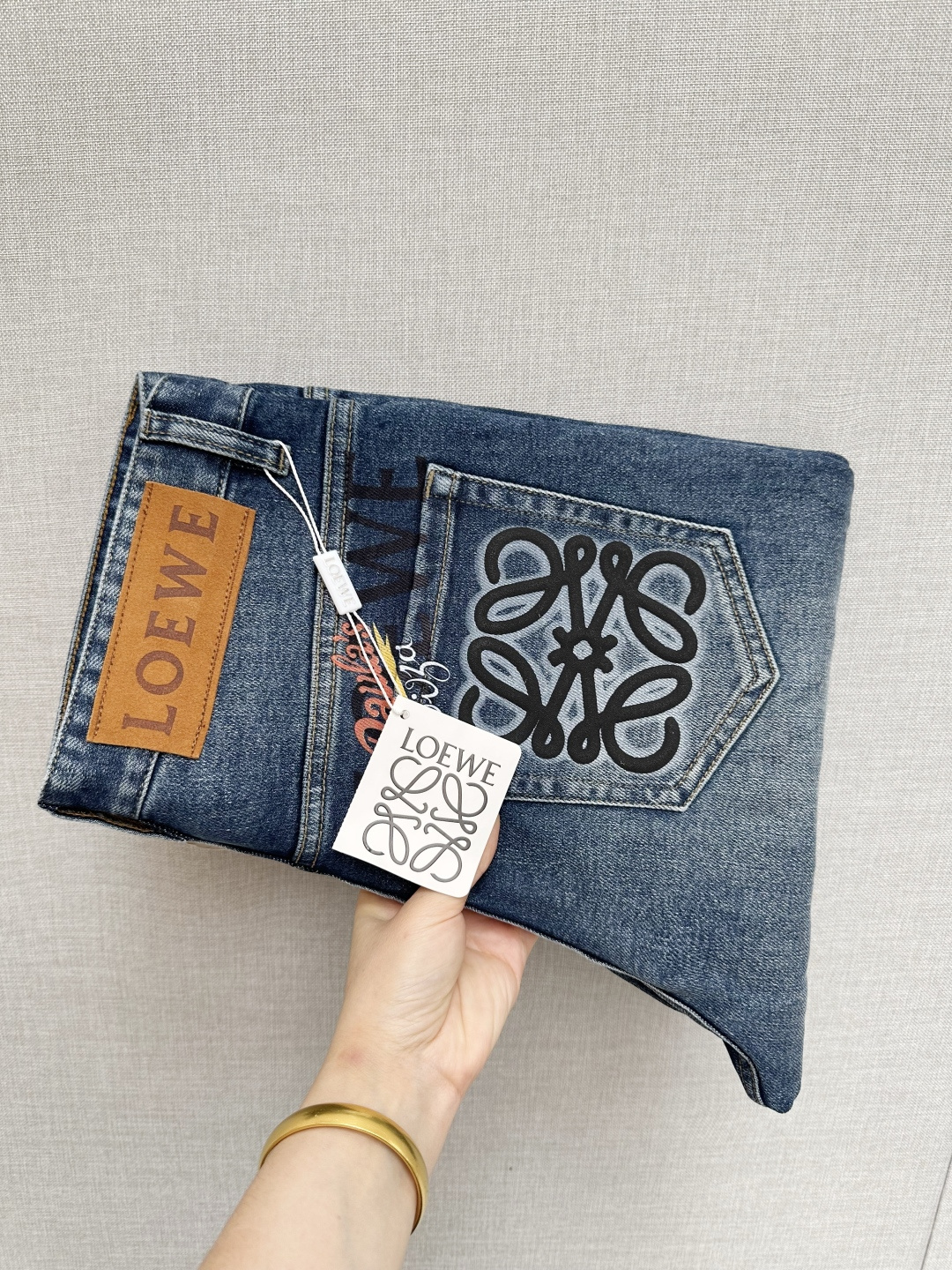 NO:537420,LOEWE official website counter is available simultaneously, original singles, super stylish jeans, customized original washing denim fabric, unique design, top-grade printing craft letter pattern logo, original hardware and auxiliary decoration, extremely superior jeans, the materials and craftsmanship are extremely luxurious and exquisite, extremely high-end, handsome and stylish, recommended, size 30-38,,loewe, jeans, alexander wang19860909LOEWE 官网专柜同步有售,原单狠货,超级有范儿的一款牛仔裤,定制原版水洗牛仔面料,独特设计,顶级印花工艺字母图案logo,原版五金辅料装饰,极为翘楚的一款牛仔裤,用料与工艺都极致奢华精湛,档次极高,上身帅气有型,推荐,码数30—38,,loewe,jeans,alexander wang,Men's clothing