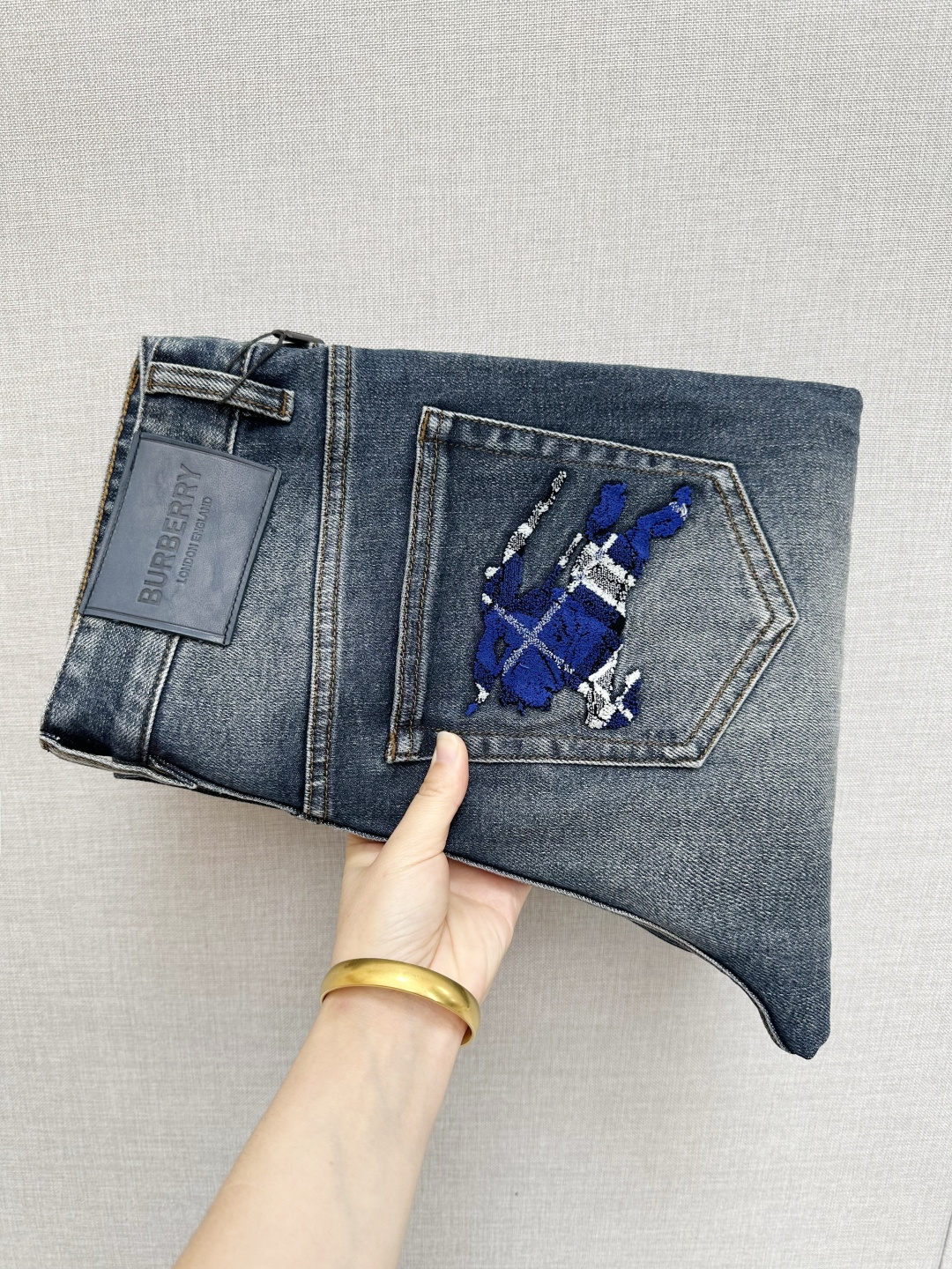 NO:537423,BURB official website counter is available simultaneously, original singles, super stylish jeans, customized original washing denim fabric, unique design, top-grade printing craft letter pattern logo, original hardware and auxiliary decoration, extremely superior jeans, the materials and craftsmanship are extremely luxurious and exquisite, extremely high-end, handsome and stylish, recommended, 30-38, burberry, jeans, alexander wang19860909BURB 官网专柜同步有售,原单狠货,超级有范儿的一款牛仔裤,定制原版水洗牛仔面料,独特设计,顶级印花工艺字母图案logo,原版五金辅料装饰,极为翘楚的一款牛仔裤,用料与工艺都极致奢华精湛,档次极高,上身帅气有型,推荐,码数30—38,,burberry,jeans,alexander wang,Men's clothing