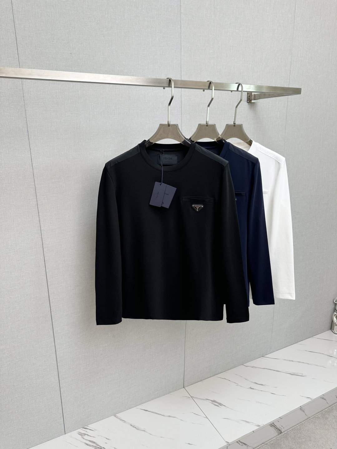 NO:571054,PRADA 2025 autumn and winter new trade order long-sleeved bottoming shirt, in full condition!  !  Internet celebrity model!  The craftsmanship adopts the logo badge design on the chest!  The upper body is comfortable and breathable, not stiff, and the overall body has a rich three-dimensional feel. It is a quality export order. Customized and exclusive long-staple cotton fabric tailoring meets the simple needs of commuters. The upper body effect is very good, slimming, and not picky about the figure. The fabric workmanship... is impeccable. Only good craftsmanship and good fabrics can make you wear a good taste. It is a must-have item for everyone!  Size 48—56,,prada,alexander wang19860909PRADA 2025秋冬新款贸易订单长袖打底衫,全品相！！网红款！工艺采用胸前logo徽章设计！上身舒适透气,不僵硬,整体有着丰富的立体感,品质出口订单,定制专属长绒棉面料剪裁,满足通勤人们对于着装的简约需求,上身效果很好,显瘦,不挑剔身材.面料做工....无可挑剔,好工艺好面料才能穿出好品味一款,人手必备单品！尺码48—56,,prada,alexander wang,Men's clothing