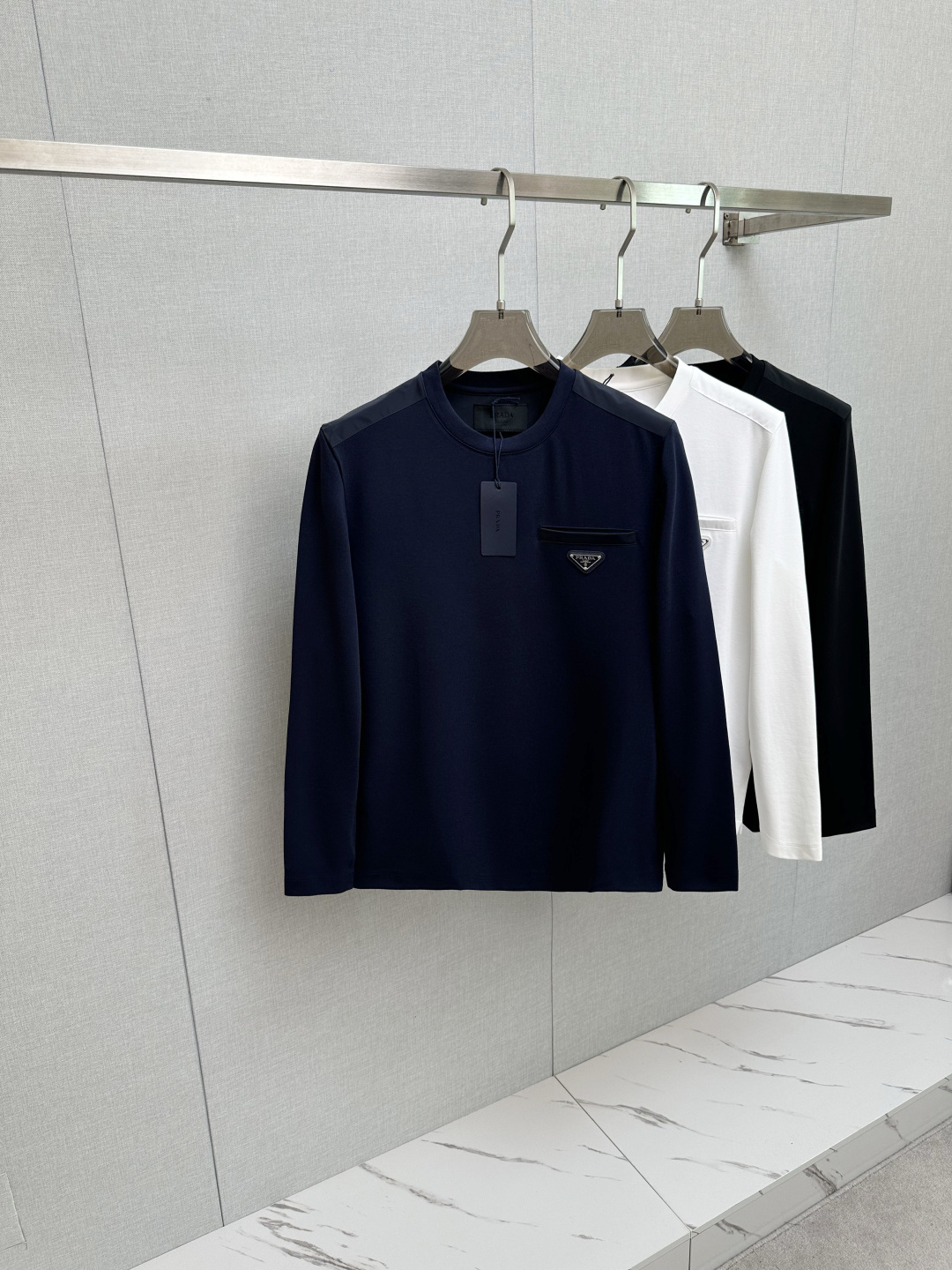 NO:507789,PRADA 2025 Autumn and Winter New Trade Order Long Sleeve Base Shirt, Full Quality!  !  Internet celebrity style!  The craftsmanship adopts the chest logo badge design!  The upper body is comfortable and breathable, not stiff, and the overall three-dimensional feeling is rich. Quality export orders, customized exclusive long-length cotton fabric tailoring to meet the simple needs of commuters for dressing. The upper body is very effective, it looks slim and not picky about the figure. The fabric workmanship... Improper, good craftsmanship can make you look good and tasteful, a must-have item for everyone!  Size 48-56, prada,alexander wang19860909PRADA 2025秋冬新款贸易订单长袖打底衫,全品相！！网红款！工艺采用胸前logo徽章设计！上身舒适透气,不僵硬,整体有着丰富的立体感,品质出口订单,定制专属长绒棉面料剪裁,满足通勤人们对于着装的简约需求,上身效果很好,显瘦,不挑剔身材.面料做工....无可挑剔,好工艺好面料才能穿出好品味一款,人手必备单品！尺码48—56,,prada,alexander wang,Men's clothing