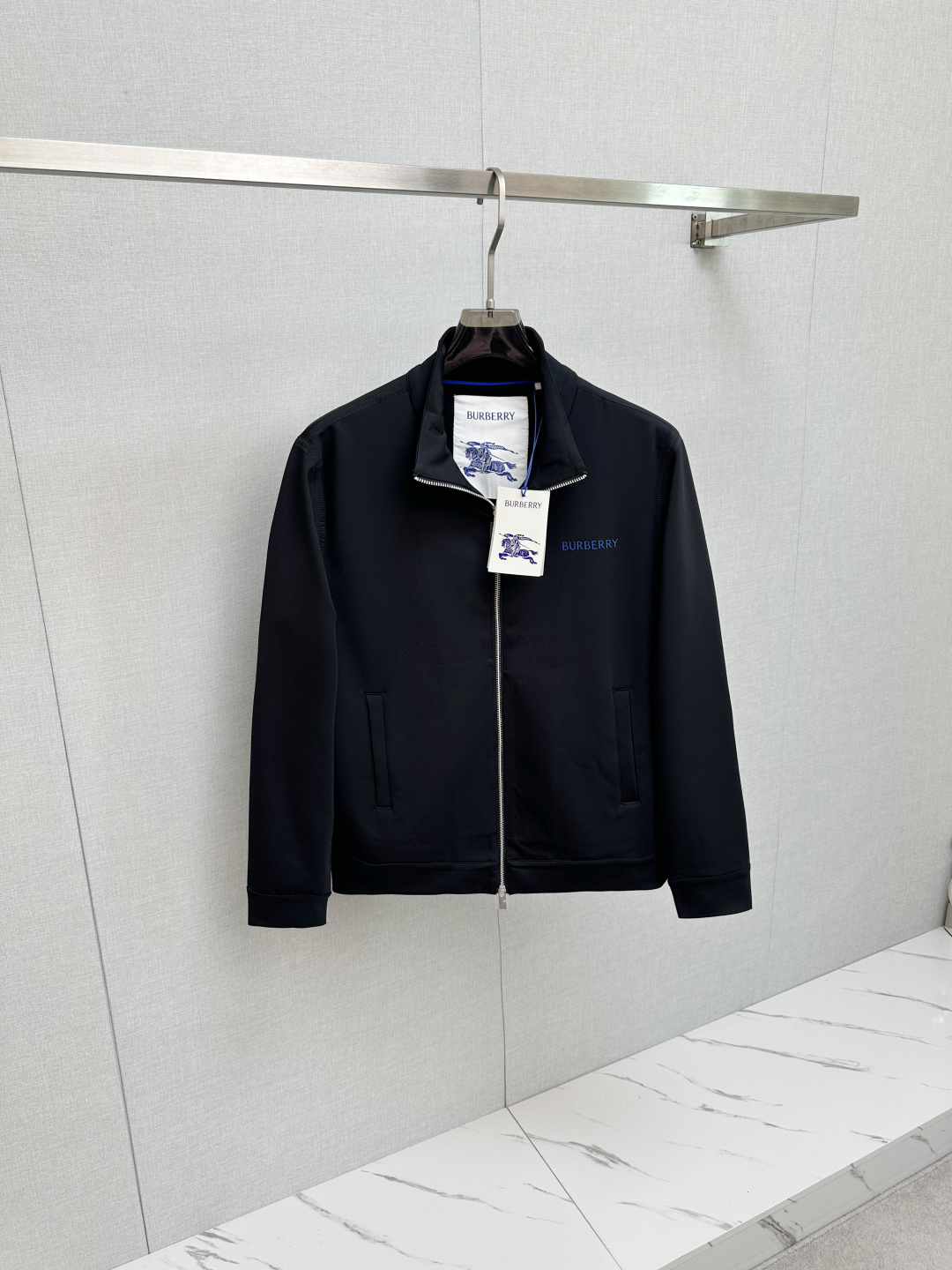 NO:507794,BURB 2025 new jacket jacket, original single ruthless product, imported Italian fabric fashionable jacket jacket. European counters are synchronized, the upper body is more casual and elegant, the counter original hardware is luxurious and high-end customized accessories new work!  Luxury brand characteristics logo embellishment design, the highest quality shipment in the market, original auxiliary materials, the ultimate luxury!  Soft and comfortable. The upper body is so handsome!  Suitable for any scene!  Number of codes: 48-56, burberry, jackets & coats, jackets & coats, alexander wang19860909BURB 2025新款夹克外套,原单狠货 意大利进口面料时尚夹克外套.欧洲专柜同步,上身更随意大方,专柜原版五金奢华高档定制配饰新作！奢华品牌特质logo点缀设计,市场最高品质出货、原版辅料,奢华极致！柔软舒适.上身爆帅！适合任意场景！码数:48—56,,burberry,jackets & coats,jackets & coats,alexander wang,Men's clothing