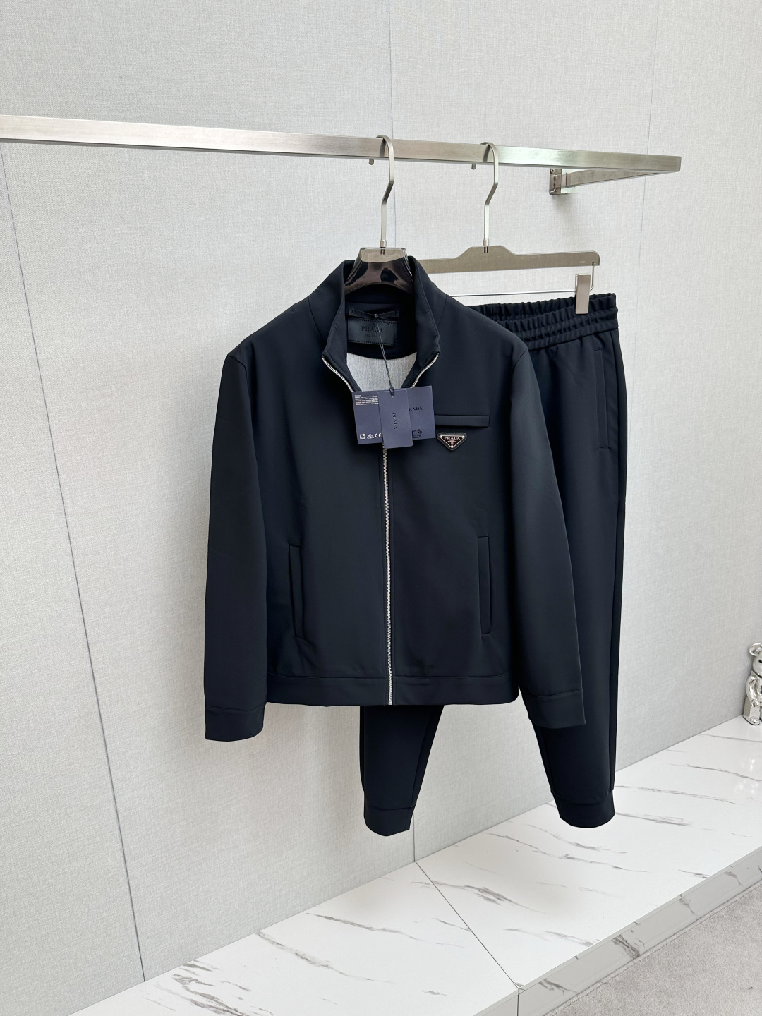 NO:507798,PRADA 2025 autumn new casual suit, exquisite and high-end details, full of high-end feeling. Customized high-end fabrics, with a crisp and stylish upper body, comfortable and not tight. The clean and neat tailoring is full of urban style, and it is good to wear it. It is the first choice for high-end fashion fashion people, and the upper body effect is super good!  Number of codes: 48-56, prada, alexander wang19860909PRADA 2025秋季新款休闲套装,细节精致高级,高级感满满.定制高端面料,上身挺括有型,舒适不紧绷.干净利落的剪裁都市风十足,穿上心情就好,高端潮流时尚人士首选,上身效果超级好看！码数:48—56,,prada,alexander wang,Men's clothing