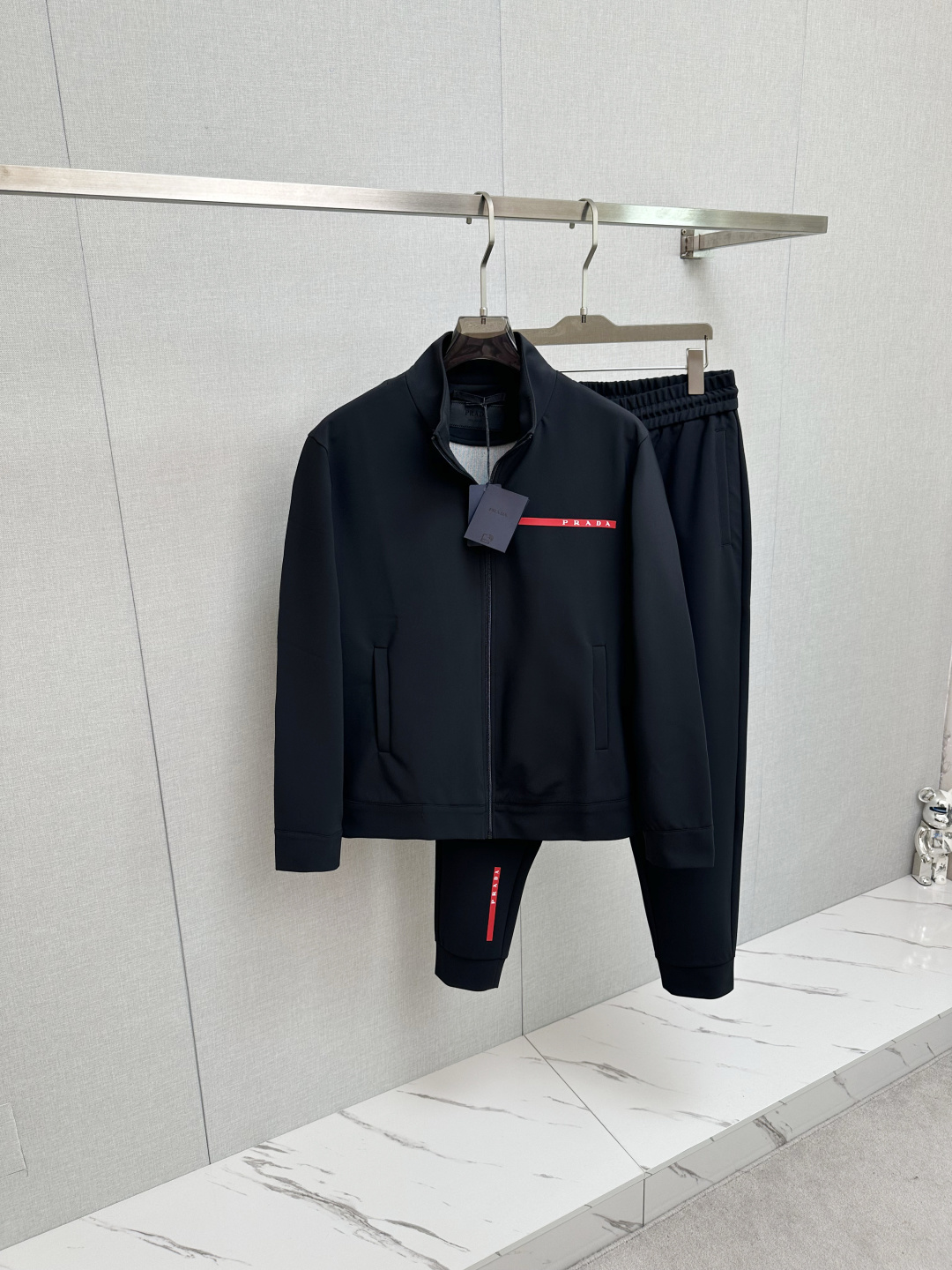 NO:519855,PRADA 2025 autumn new casual suit, exquisite and high-end details, full of high-end feeling. Customized high-end fabrics, with a crisp and stylish upper body, comfortable and not tight. The clean and neat tailoring is full of urban style, and it is good to wear it. It is the first choice for high-end fashion fashion people, and the upper body effect is super good!  Number of codes: 48-56, prada, alexander wang19860909PRADA 2025秋季新款休闲套装,细节精致高级,高级感满满.定制高端面料,上身挺括有型,舒适不紧绷.干净利落的剪裁都市风十足,穿上心情就好,高端潮流时尚人士首选,上身效果超级好看！码数:48—56,,prada,alexander wang,Men's clothing