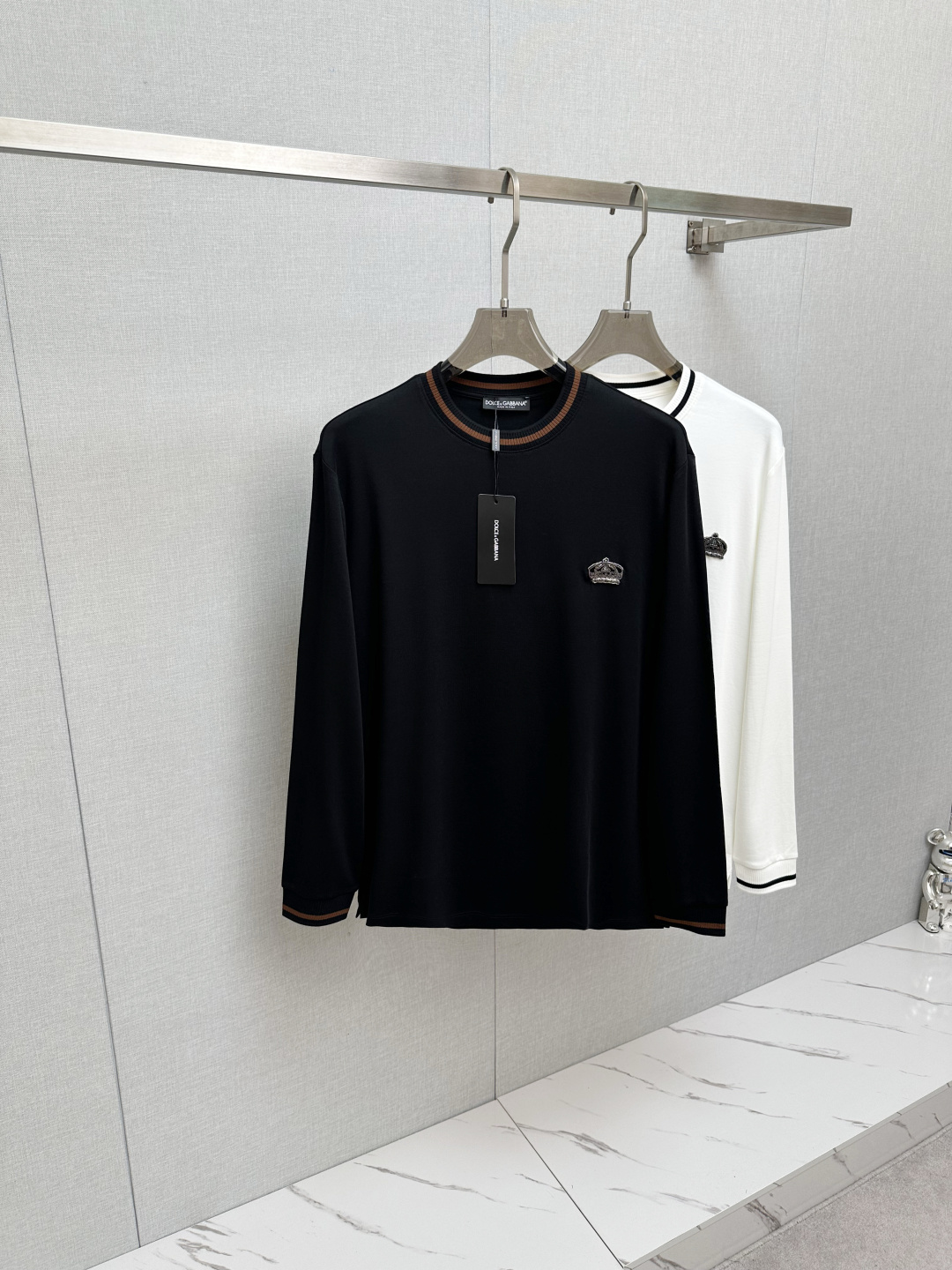 NO:507802,DG 2025 Autumn and Winter New Trade Order Long Sleeve Base Shirt, Full Quality!  !  Internet celebrity style!  The craftsmanship adopts the chest logo badge design!  The upper body is comfortable and breathable, not stiff, and the overall three-dimensional feeling is rich. Quality export orders, customized exclusive long-length cotton fabric tailoring to meet the simple needs of commuters for dressing. The upper body is very effective, it looks slim and not picky about the figure. The fabric workmanship... Improper, good craftsmanship can make you look good and tasteful, a must-have item for everyone!  Size M-3XL, alexander wang19860909DG 2025秋冬新款贸易订单长袖打底衫,全品相！！网红款！工艺采用胸前logo徽章设计！上身舒适透气,不僵硬,整体有着丰富的立体感,品质出口订单,定制专属长绒棉面料剪裁,满足通勤人们对于着装的简约需求,上身效果很好,显瘦,不挑剔身材.面料做工....无可挑剔,好工艺好面料才能穿出好品味一款,人手必备单品！尺码M—3XL,,alexander wang,Men's clothing