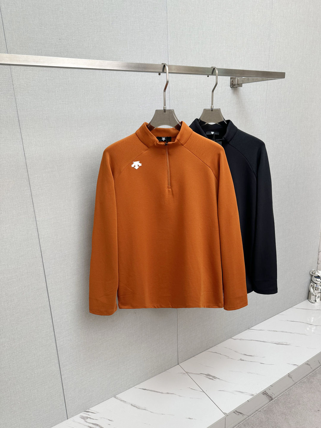 NO:507806,2025 autumn and winter new trade order long-sleeved base shirt, full quality!  !  Internet celebrity style!  The craftsmanship adopts the chest logo badge design!  The upper body is comfortable and breathable, not stiff, and the overall three-dimensional feeling is rich. Quality export orders, customized exclusive long-length cotton fabric tailoring to meet the simple needs of commuters for dressing. The upper body is very effective, it looks slim and not picky about the figure. The fabric workmanship... Improper, good craftsmanship can make you look good and tasteful, a must-have item for everyone!  Size M-3XL, alexander wang198609092025秋冬新款贸易订单长袖打底衫,全品相！！网红款！工艺采用胸前logo徽章设计！上身舒适透气,不僵硬,整体有着丰富的立体感,品质出口订单,定制专属长绒棉面料剪裁,满足通勤人们对于着装的简约需求,上身效果很好,显瘦,不挑剔身材.面料做工....无可挑剔,好工艺好面料才能穿出好品味一款,人手必备单品！尺码M—3XL,,alexander wang,Men's clothing