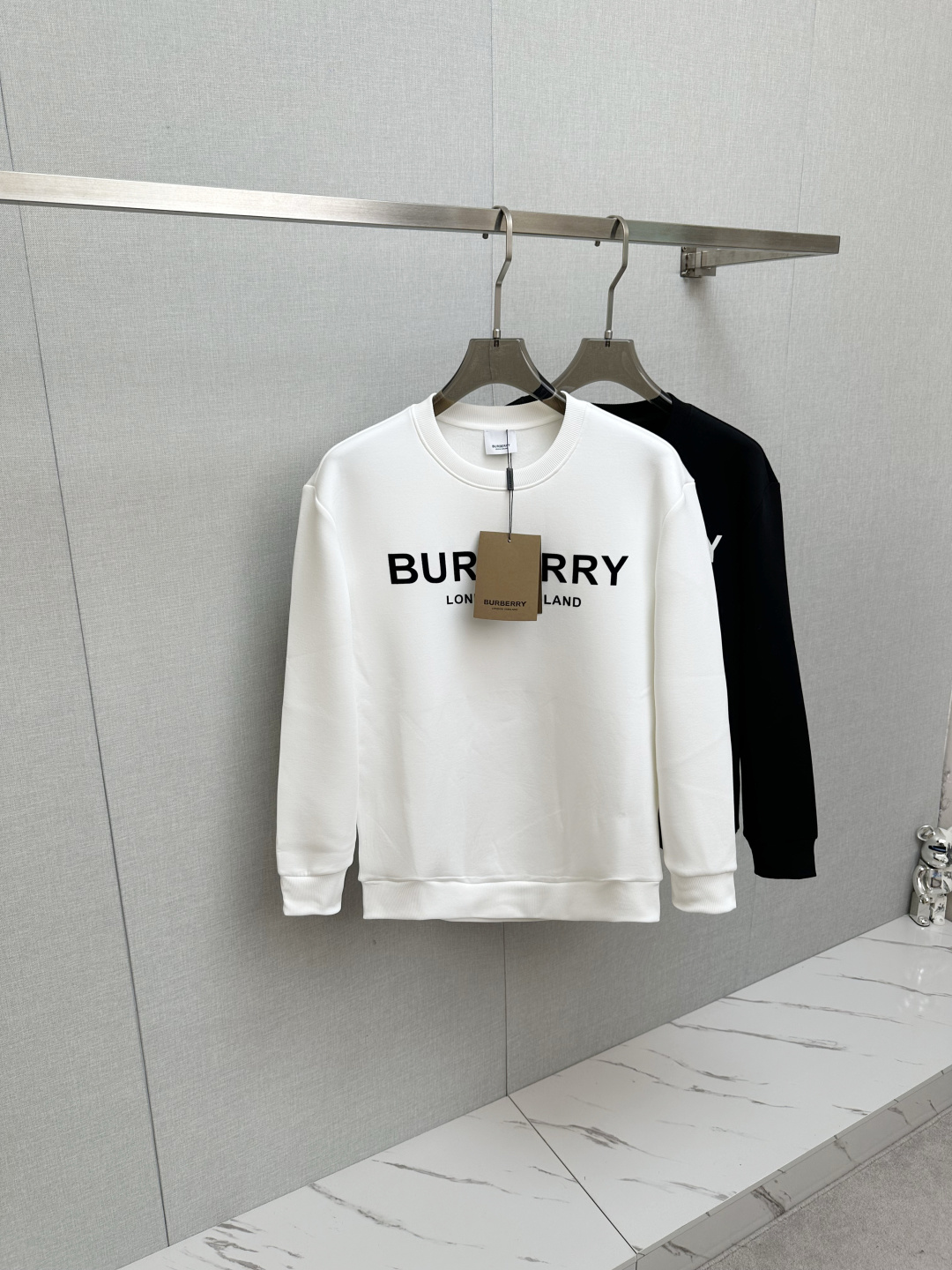 NO:507810,BURB 2025 autumn and winter new long-sleeved sweatshirt, classic logo design, versatile style. It is released simultaneously on the official website. It is soft, delicate and warm, and has a very high skin-friendly feeling, perfectly interpreting the brand's fashion trend!  Men’s wardrobe are indispensable, and they are low-key designs and must-haves. Dears, please buy them quickly!  Code number M-3XL, burberry, hoodie, sweatshirts, alexander wang19860909BURB 2025秋冬新品长袖卫衣,经典Logo设计,百搭款 官网同步发售 柔软细腻保暖 亲肤感极高,完美诠释出品牌的时尚潮流！男人的衣柜都少不了基础 是低调的设计 必备款,亲们赶紧入手！码数M-3XL,,burberry,hoodie,sweatshirts,alexander wang,Men's clothing